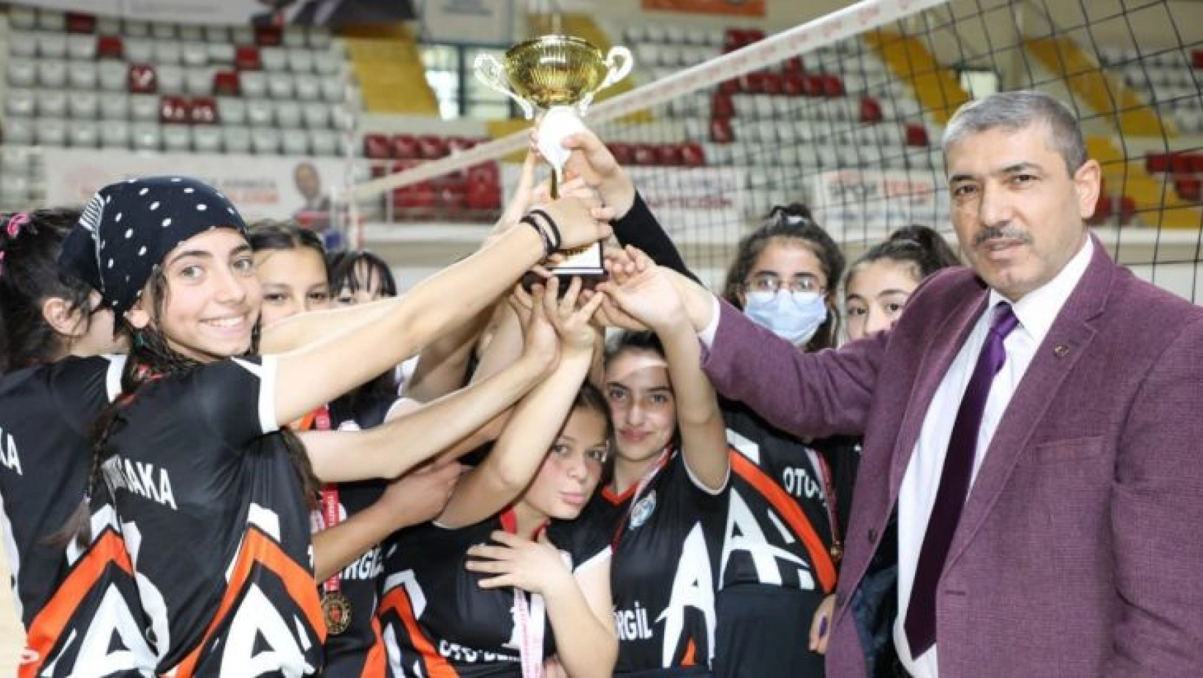 Şehit Adnan Saka Ortaokulu iki kategoride de şampiyon