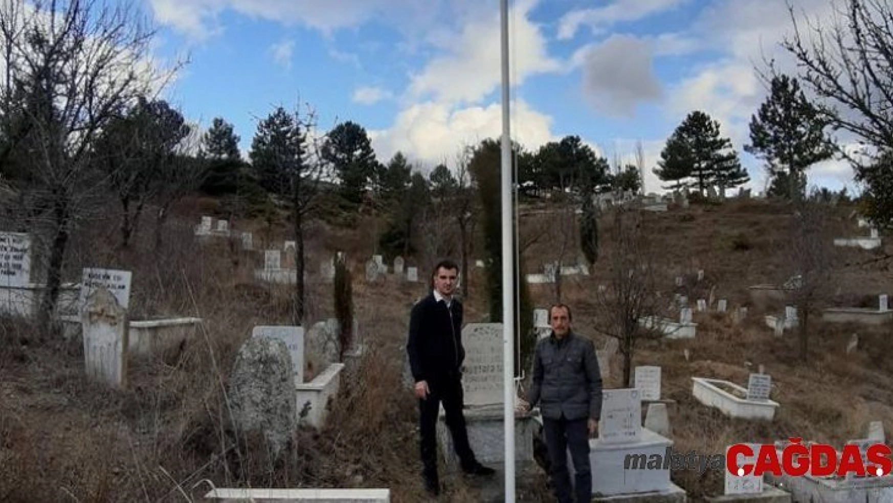 Şehit mezarına Türk bayrağı diktiler