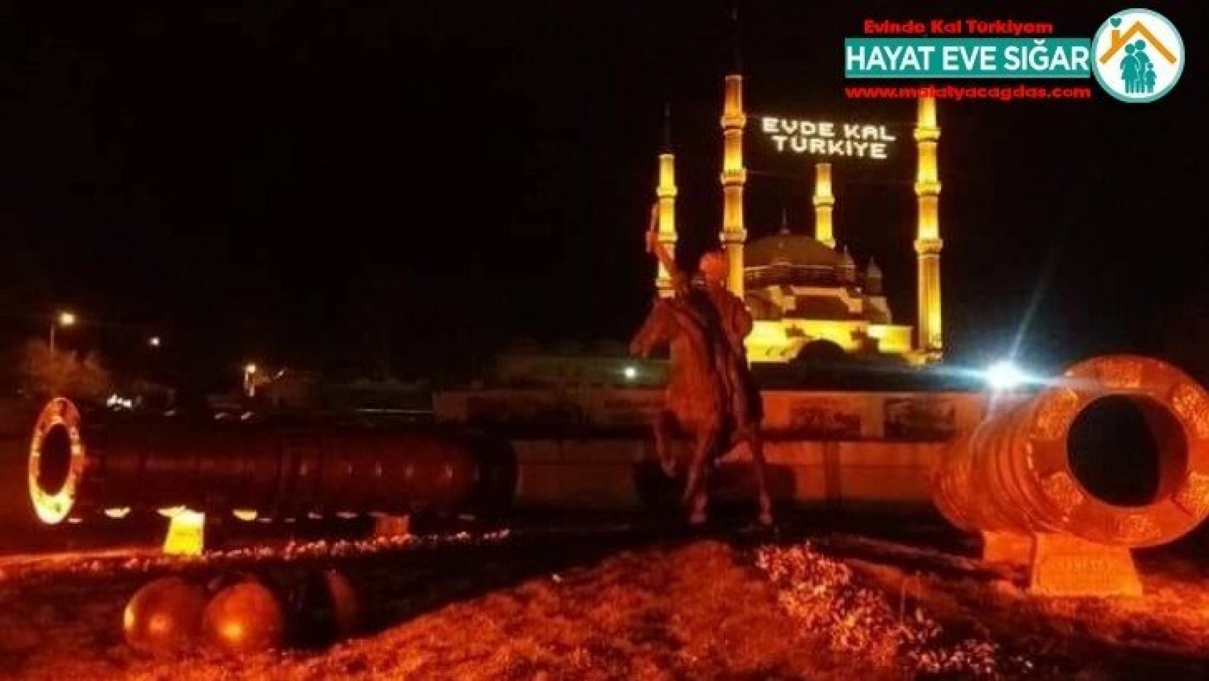 Selimiye Camii'ne Evde Kal Türkiye yazılı mahya asıldı