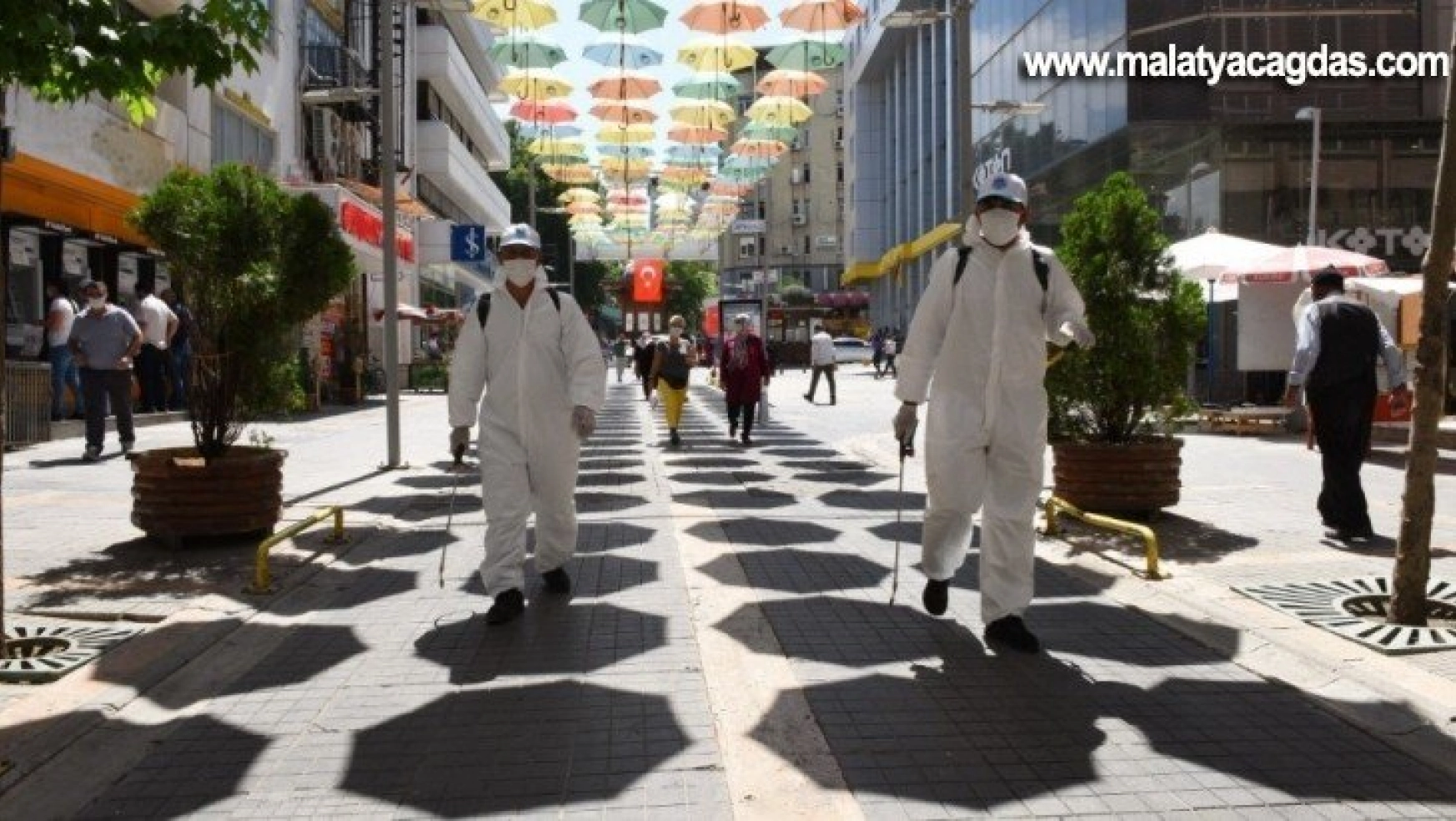 Şemsiye Sokak'taki iş yerleri dezenfekte edildi