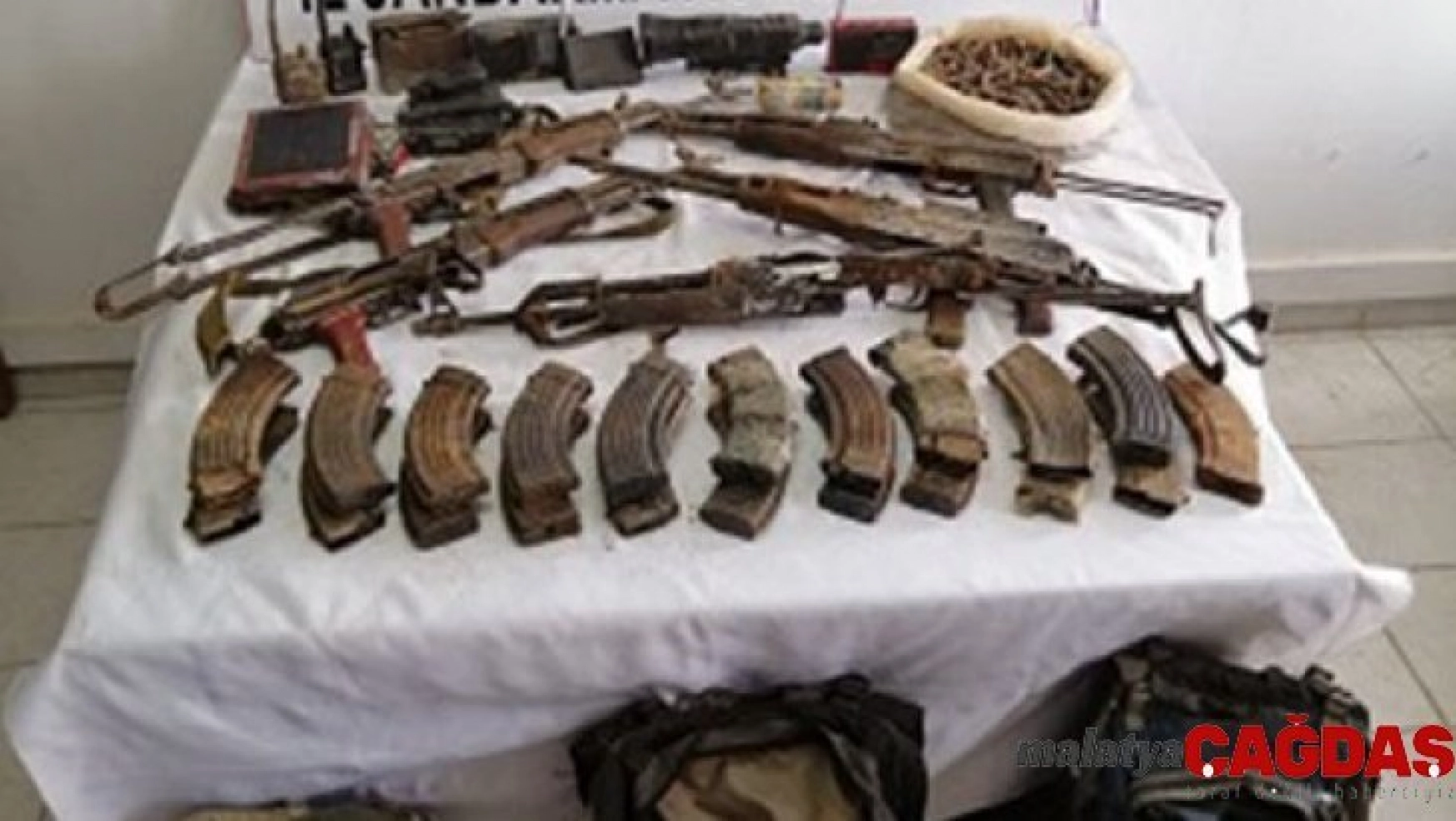 Şenyayla'da etkisiz hale getirilen 5 teröristin silahları sergilendi