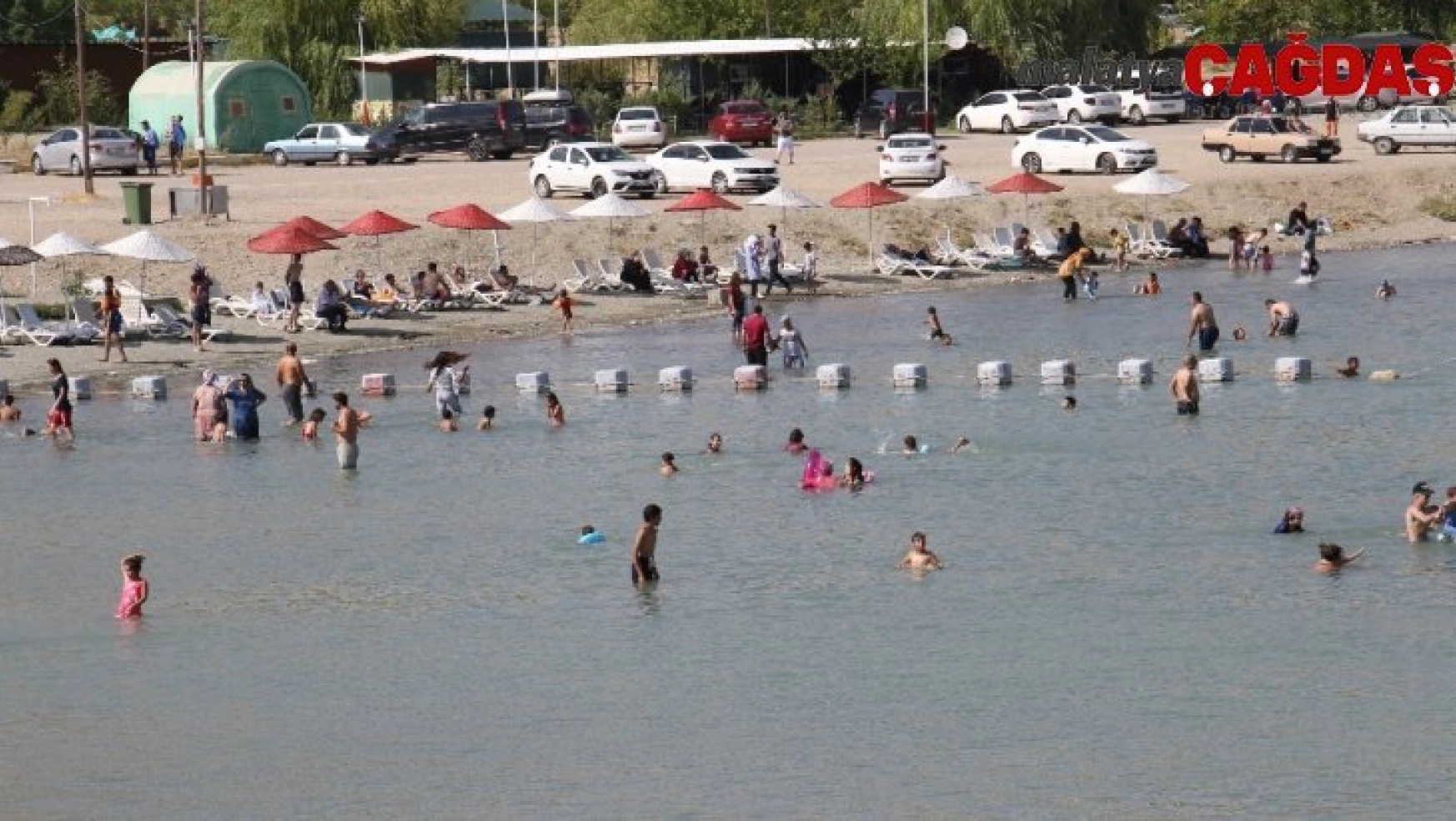 Sıcaktan bunalanlar Hazar Gölü'nde serinliyor