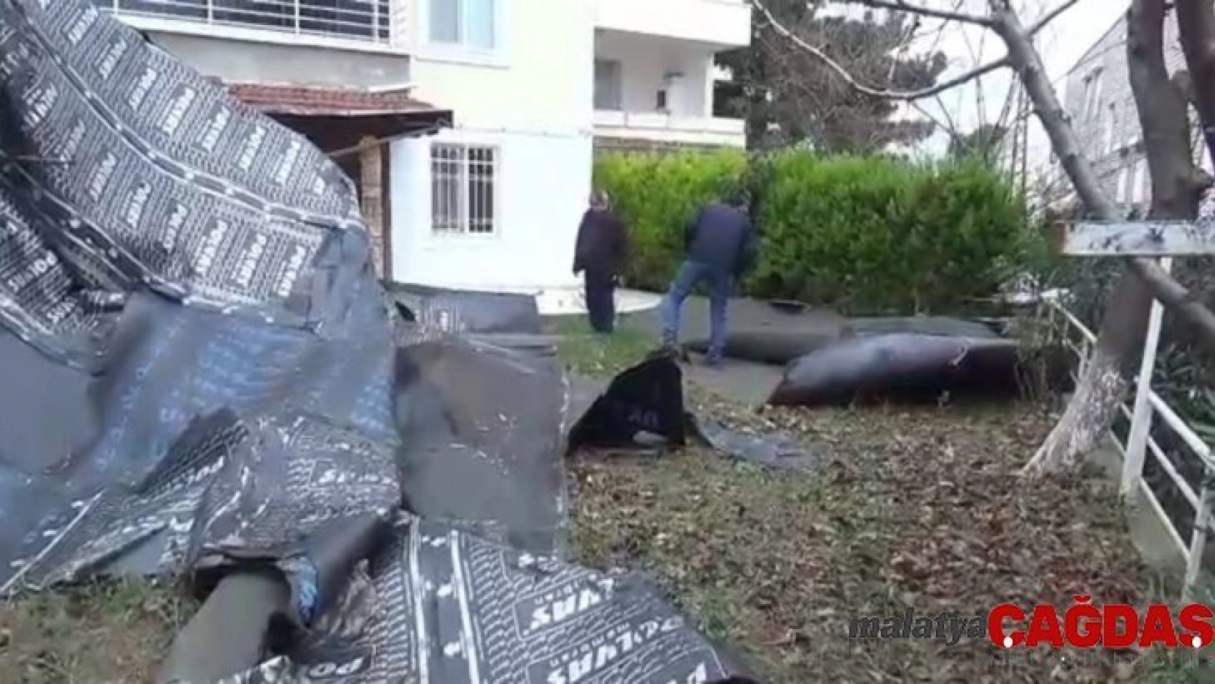Şiddetli rüzgar Silivri'de bir binanın çatı parçalarını uçurdu