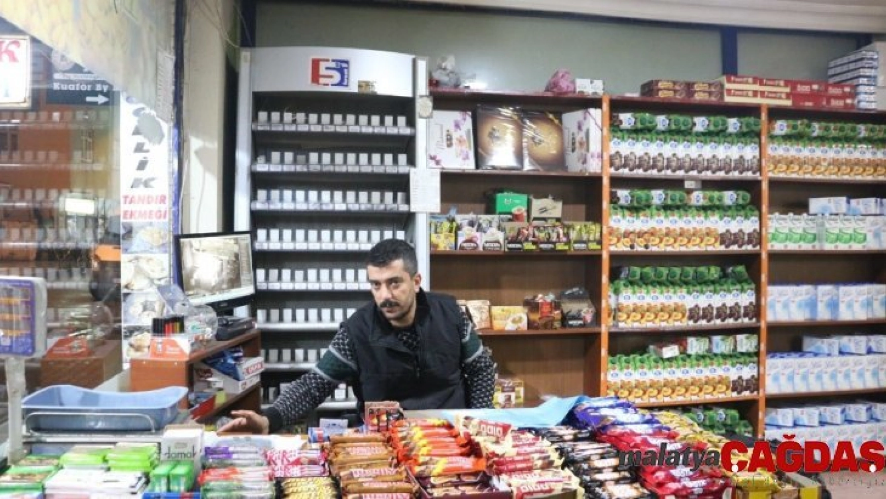Siirt'te hırsızların marketten sigara çaldığı anlar kamerada