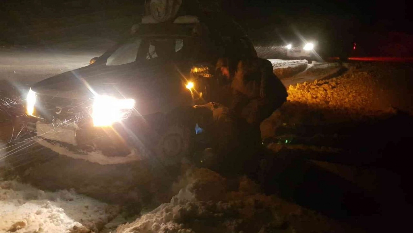Siirt'te karda mahsur kalan güvenlik korucuları ve vatandaşlar kurtarıldı