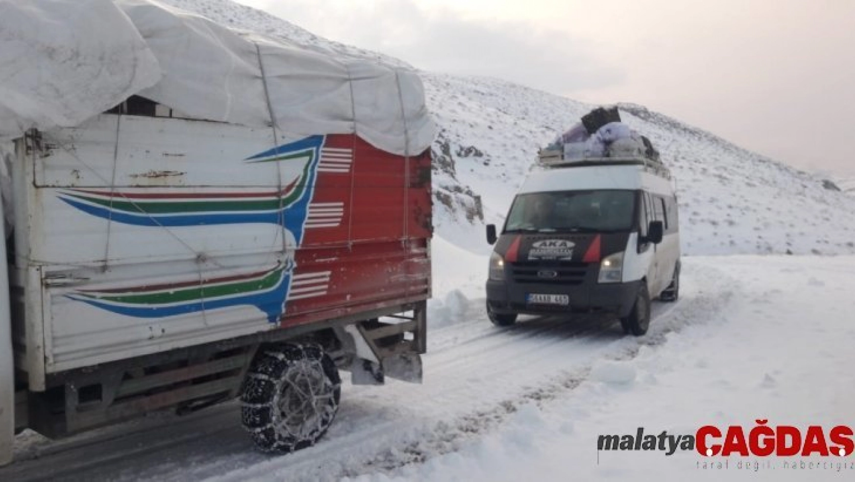 Siirt'te kardan kapanan yollar ulaşıma açıldı, mahsur kalan araçlar kurtarıldı
