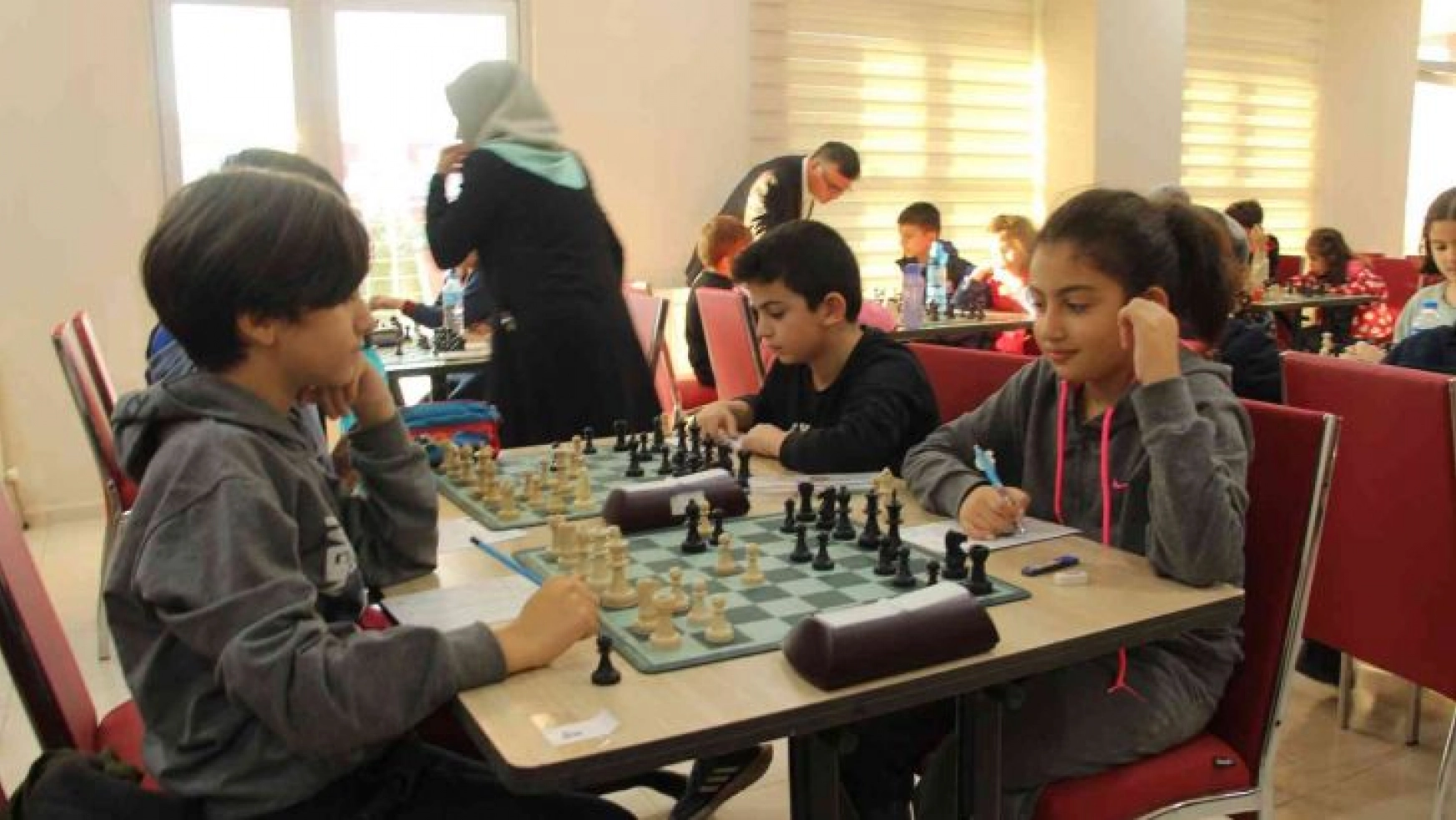 Siirt'te satranç turnuvasında anne oğluna rakip oldu