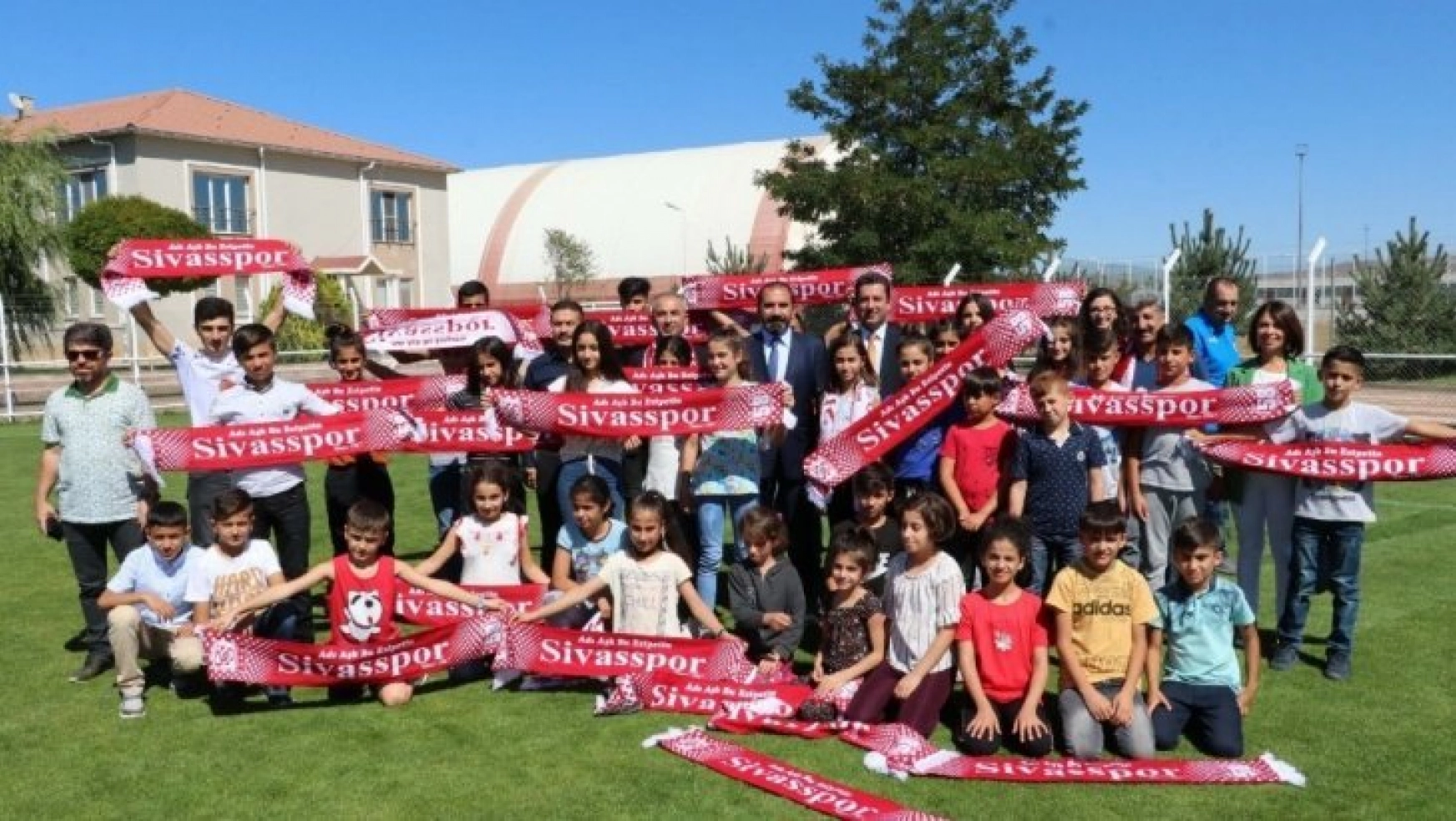 Şırnaklı öğrencilerden Sivasspor'a ziyaret