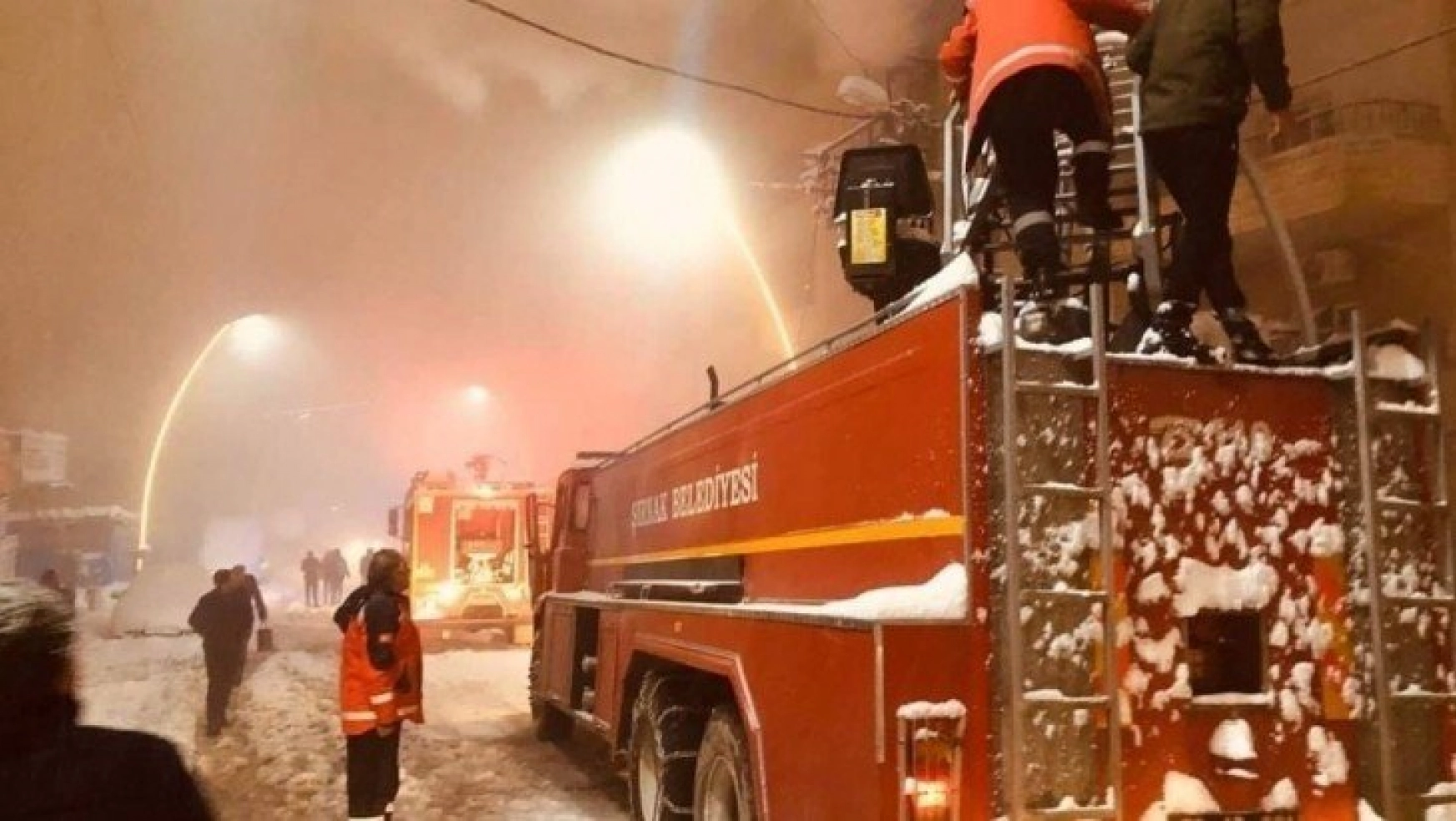 Şırnak'ta yangın, 13 kişi dumandan etkilendi