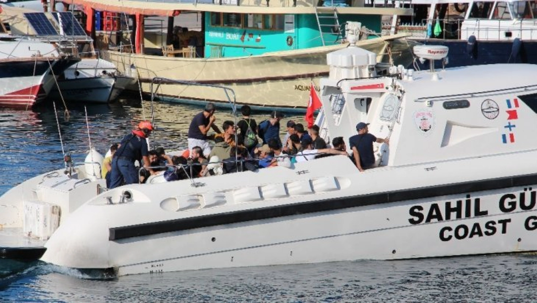 Şişme botla ölüm yolculuğuna çıkan göçmenler Sahil Güvenlik tarafından kurtarıldı
