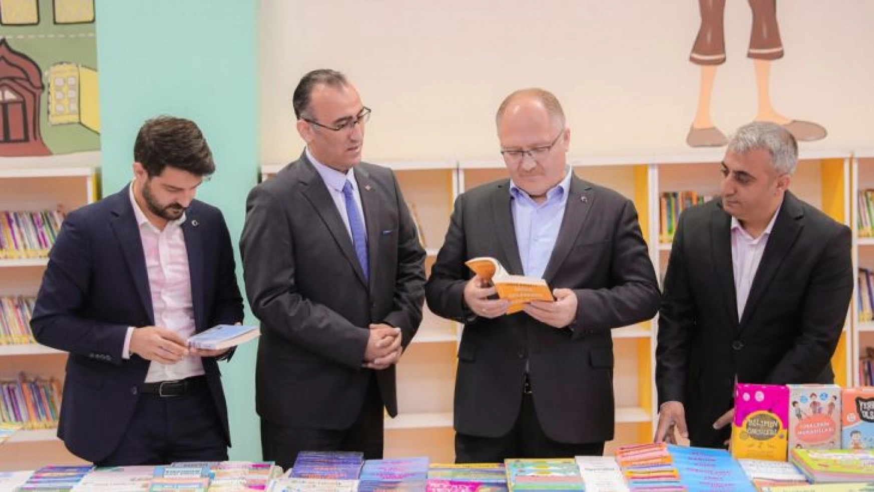 Sivas Belediyesi, kütüphaneye 500 kitap bağışladı