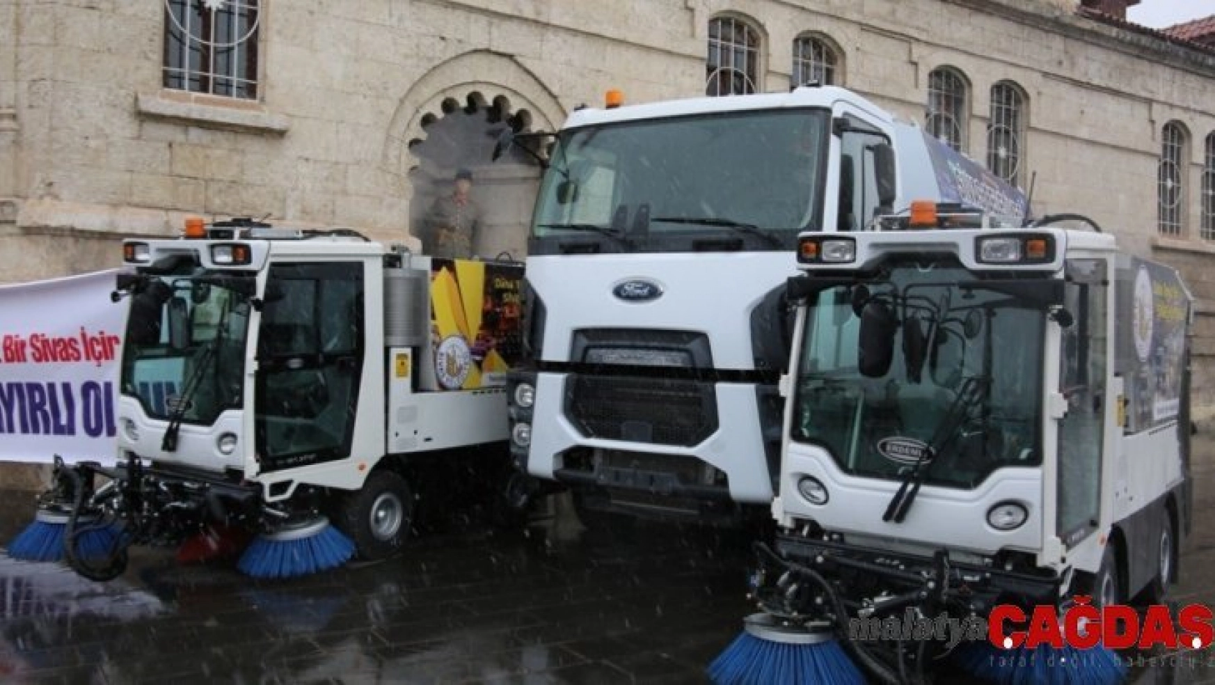 Sivas Belediyesi'nin yeni temizlik araçları hizmete alındı
