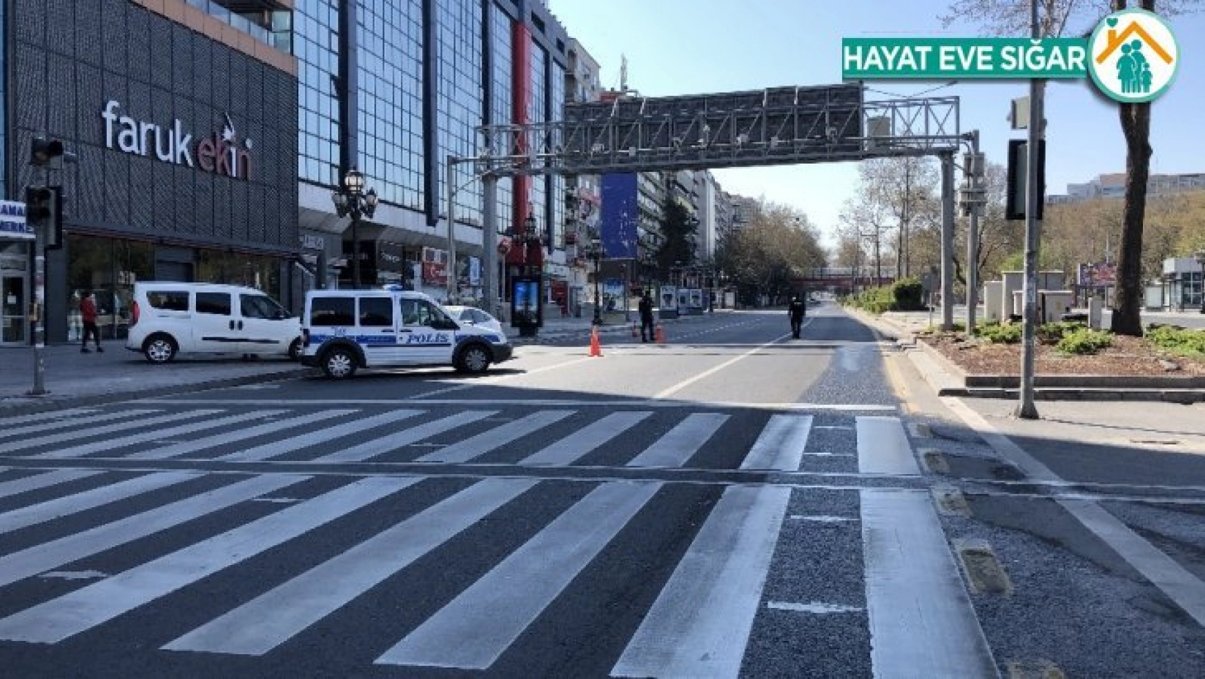 Sokağa çıkma kısıtlamasının ardından Ankara'da sokaklar boş kaldı