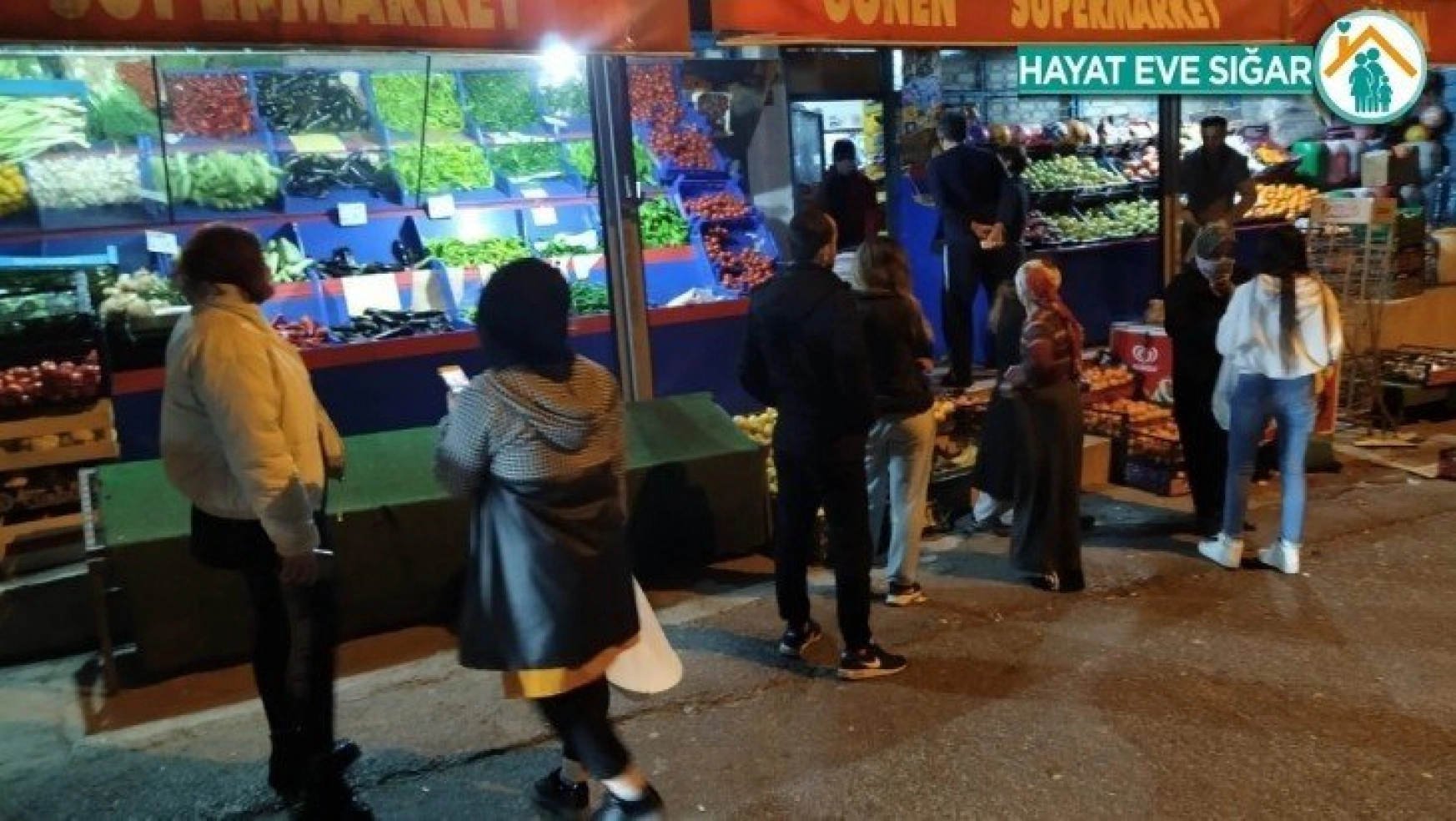 Sokağa çıkma yasağını duyan vatandaşlar market ve fırınların önüne akın etti