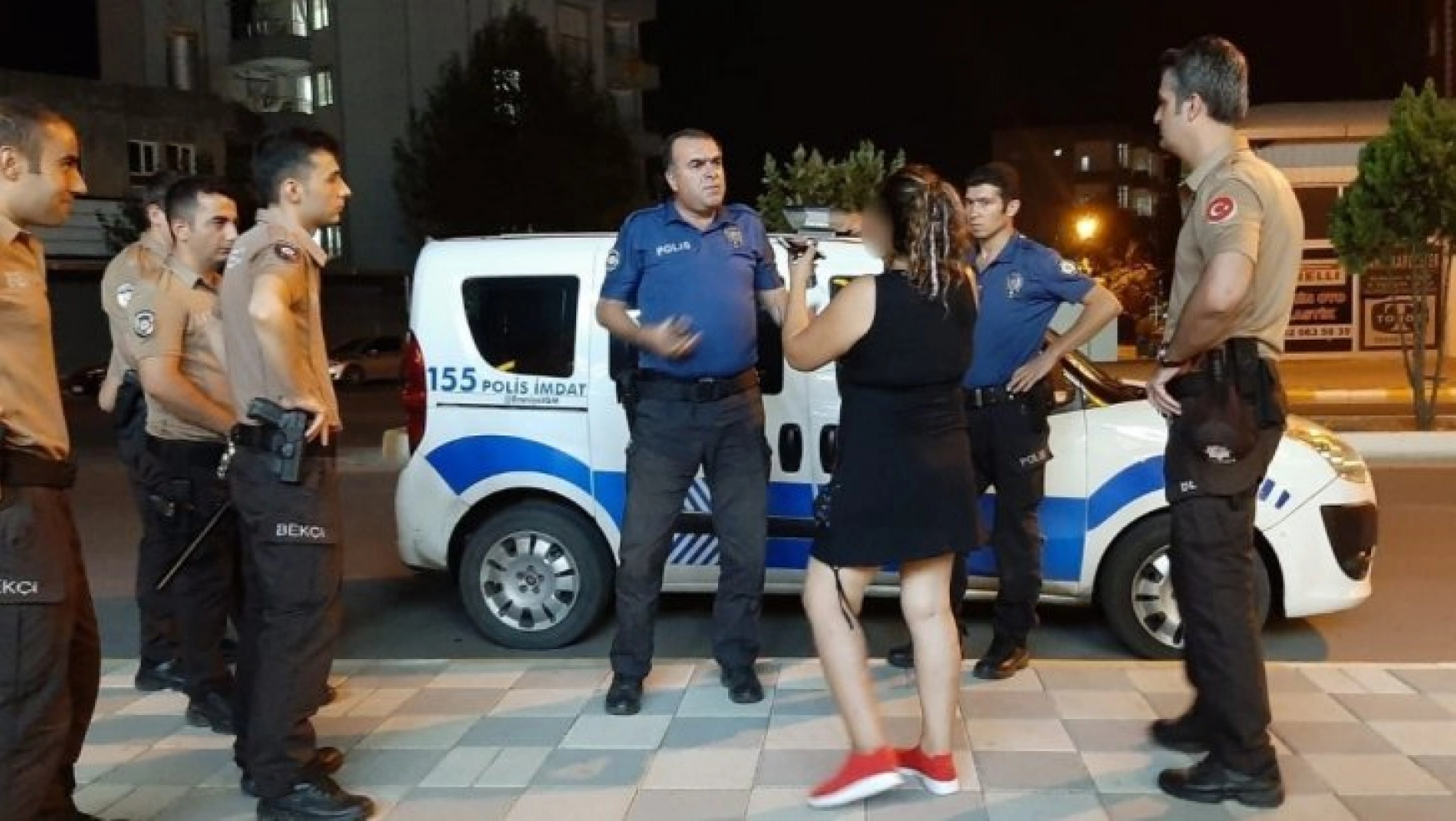 Sokaklarda bağırıp araçların önüne atlayan alkollü kadın gözaltında