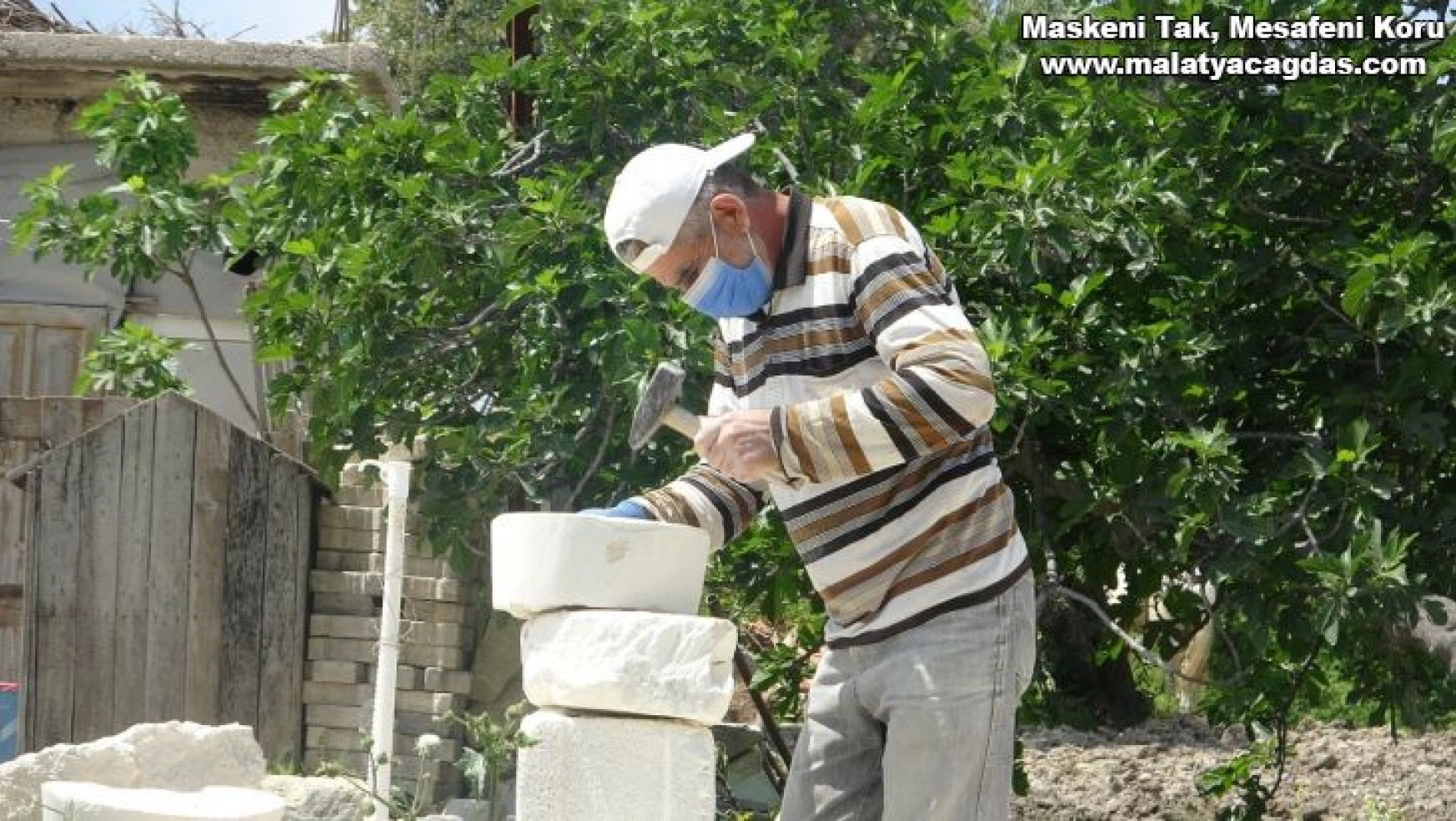 Suriyeli Abdülvahit ekmeğini taştan çıkarıyor