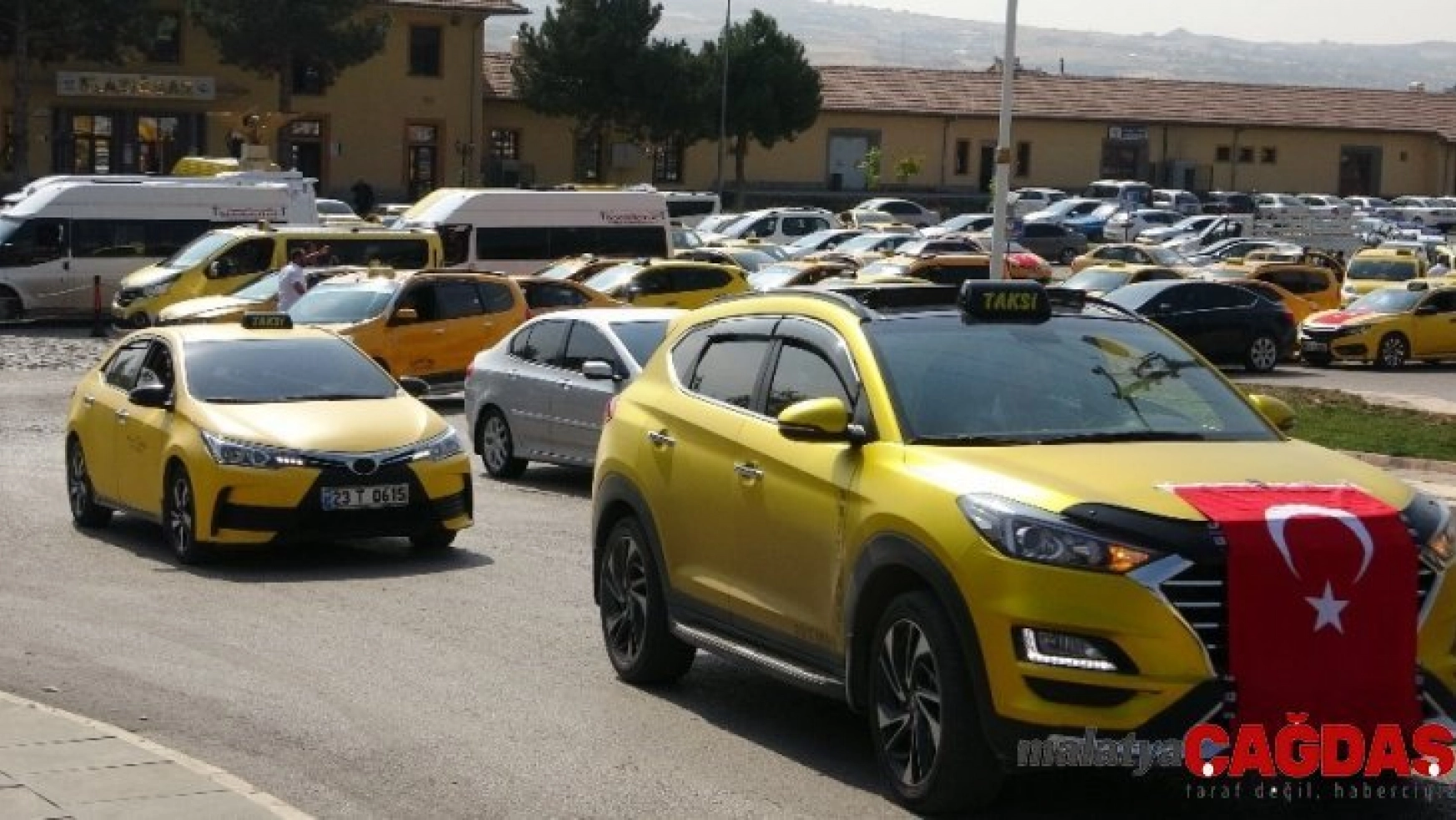 Taksicilerden Barış Pınarı Harekatı'na konvoylu destek
