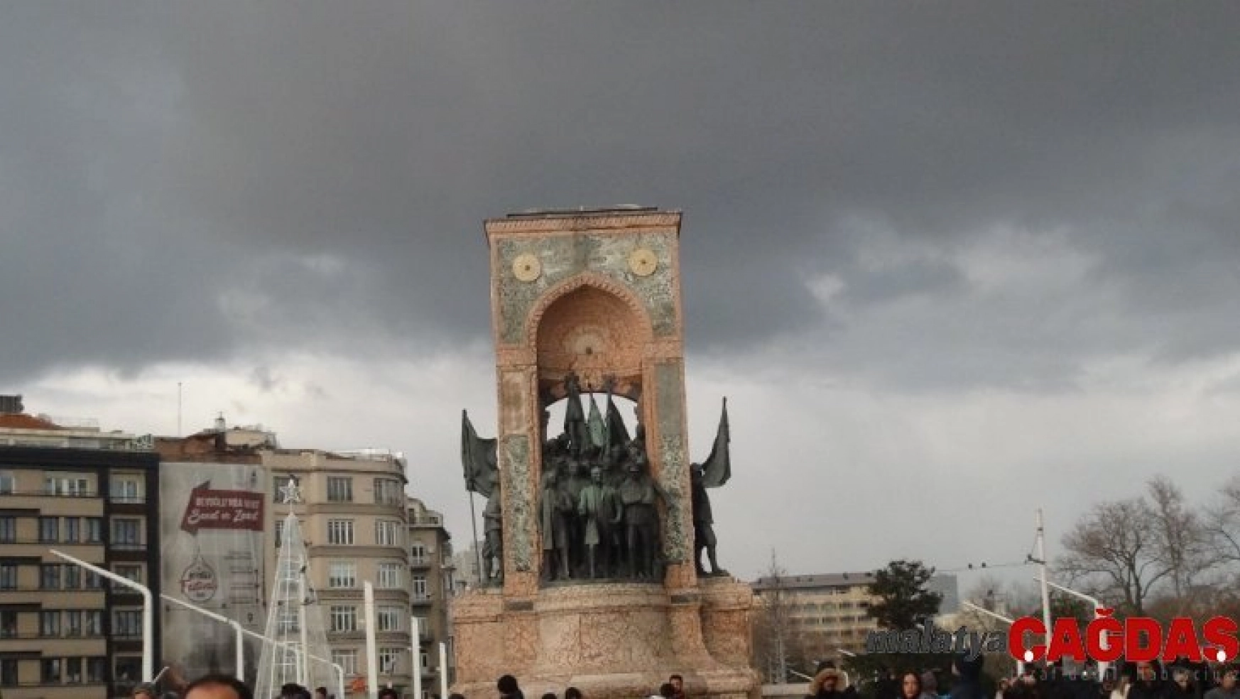 Taksim'de güneş ve dolu yağışı bir arada