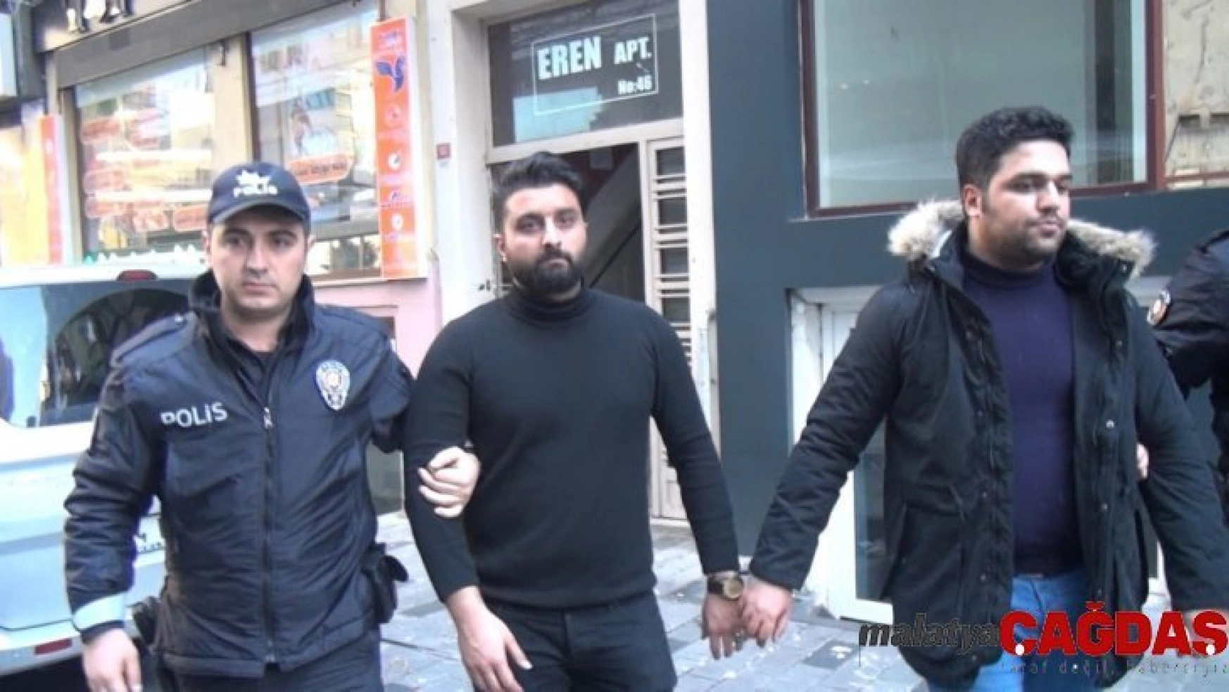 Taksim'de turistler birbirine girdi: 2 kişi bıçaklandı