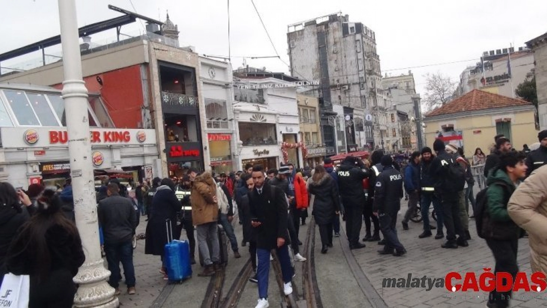 Taksim'de yılbaşı önlemleri başladı, yollar araç trafiğine kapatıldı