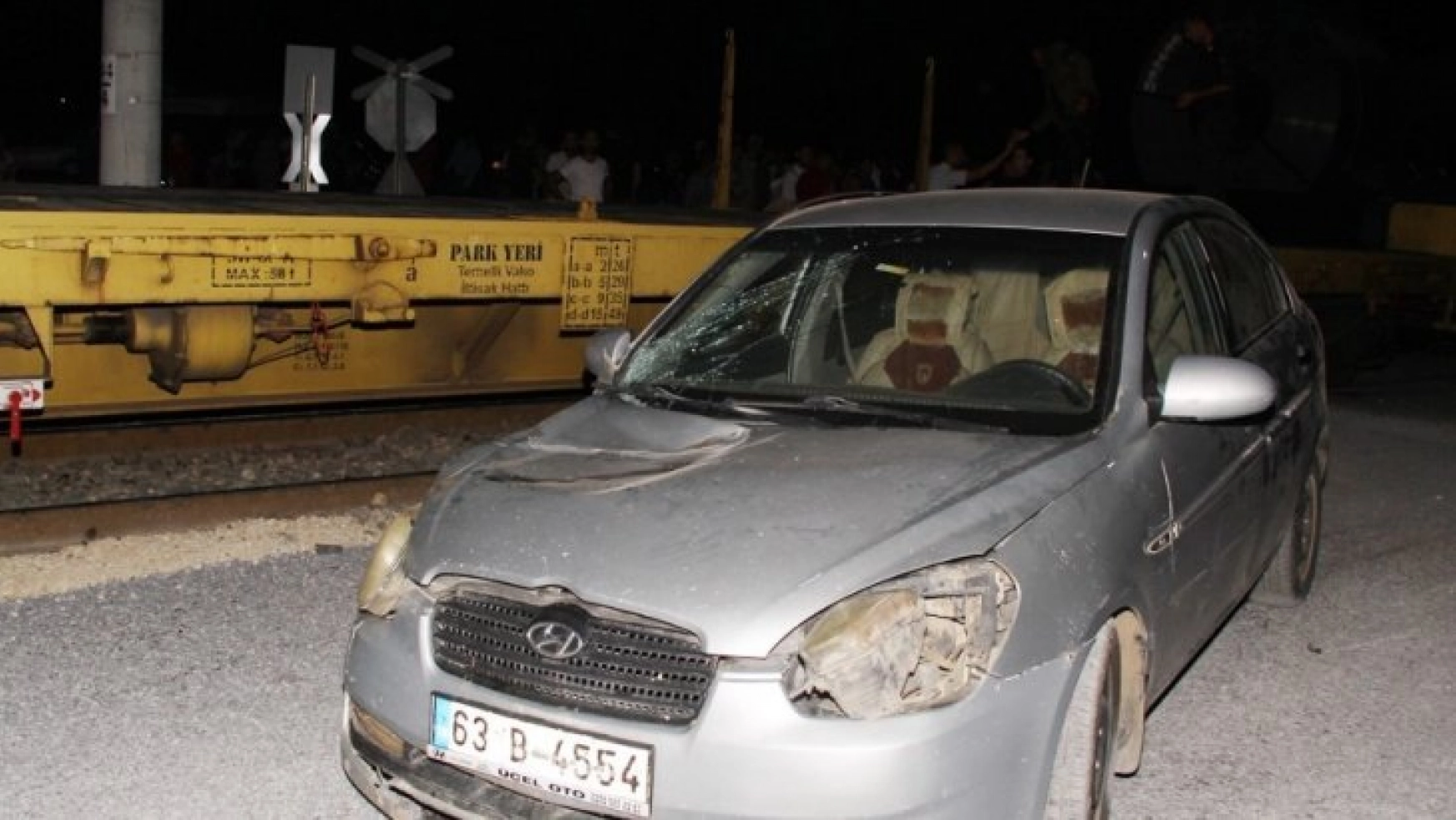 Tarsus'ta tren ile otomobil çarpıştı: 4 yaralı