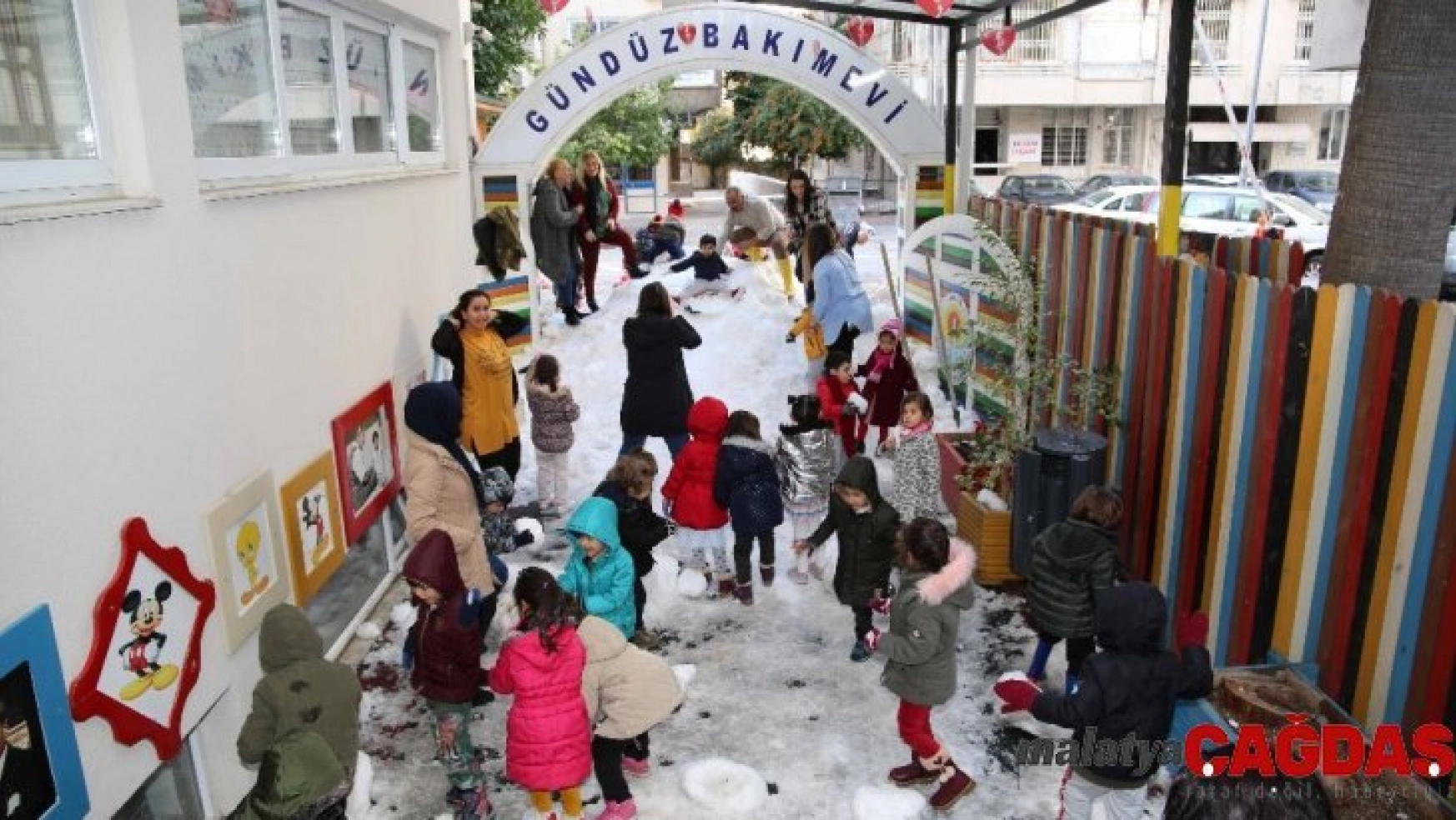 Tatile Adana'nın göbeğinde karla oynayarak girdiler