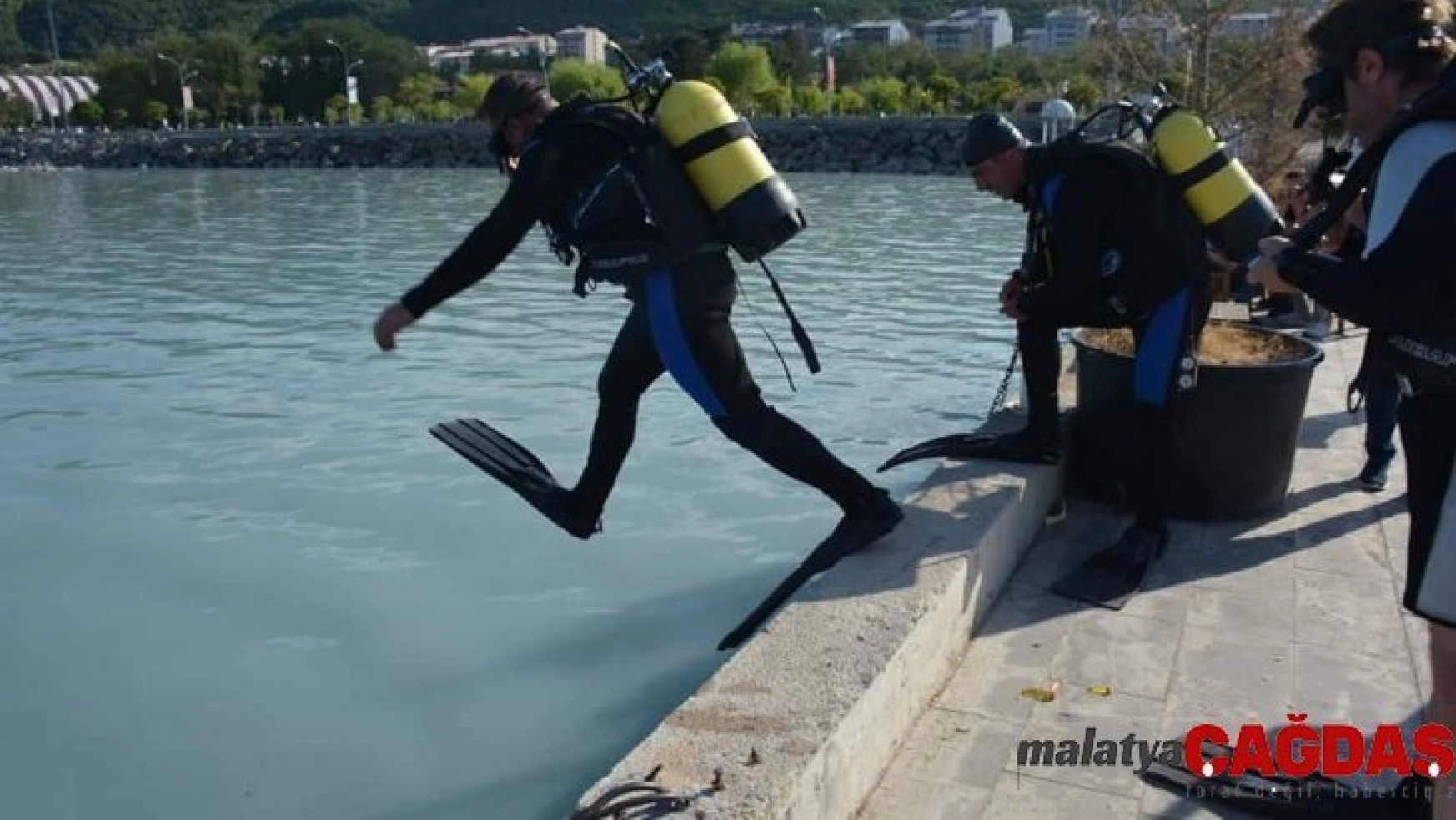 Tavan Belediyesi, gönüllü dalgıçlarla Van Gölü'nü temizliyor