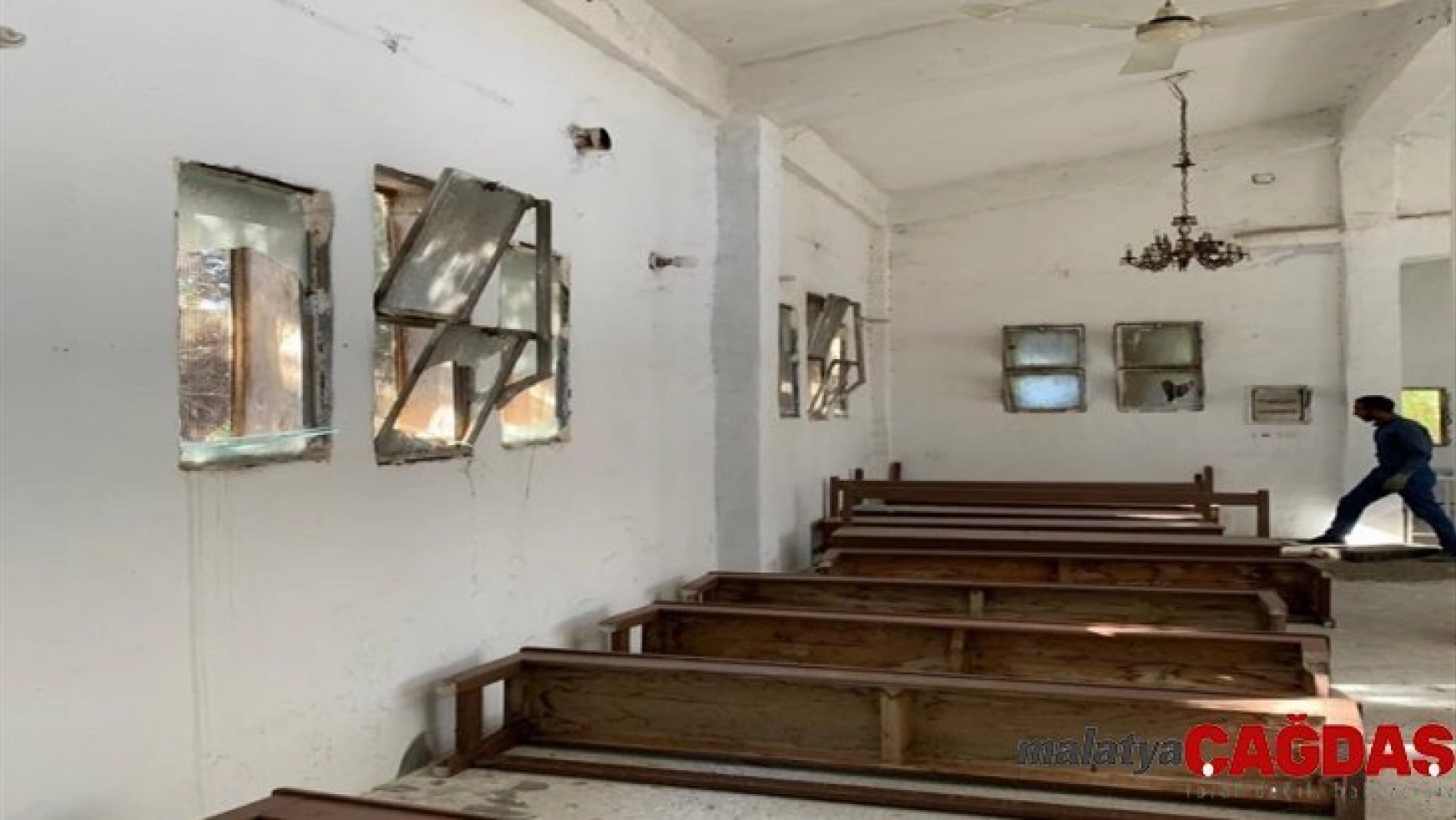 Tel Abyad'da Ermeni kilisesi temizlenerek camları yenilendi
