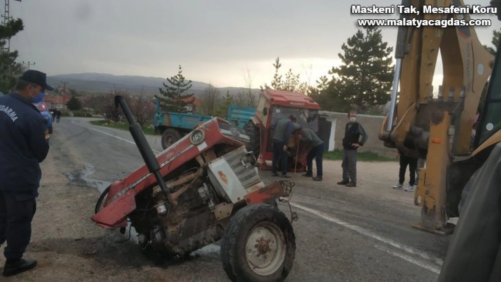 Traktörün ikiye bölündüğü kazada 1 kişi yaralandı