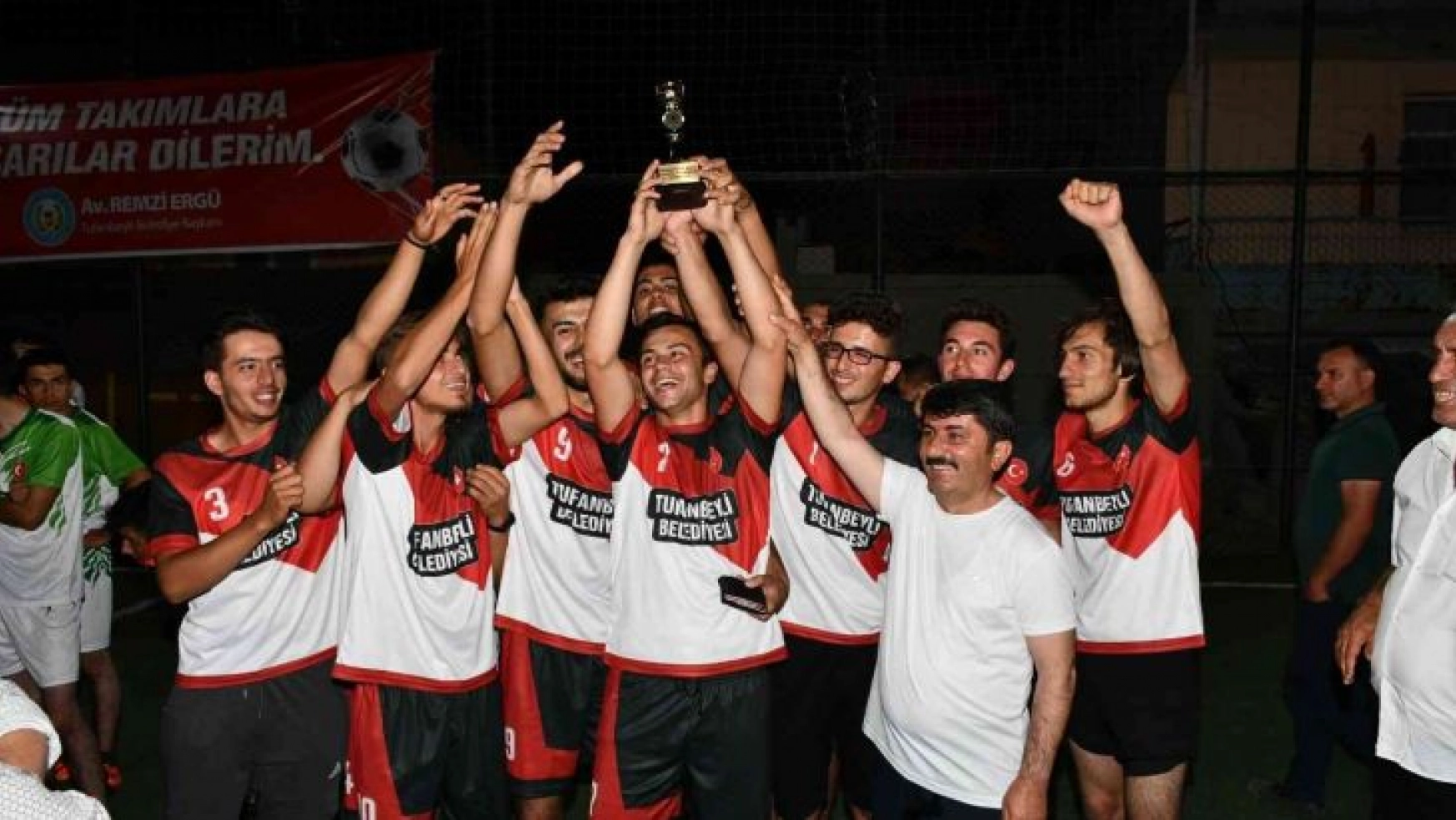 Tufanbeyli'de mahalleler arası futbol turnuvasında şampiyon belli oldu