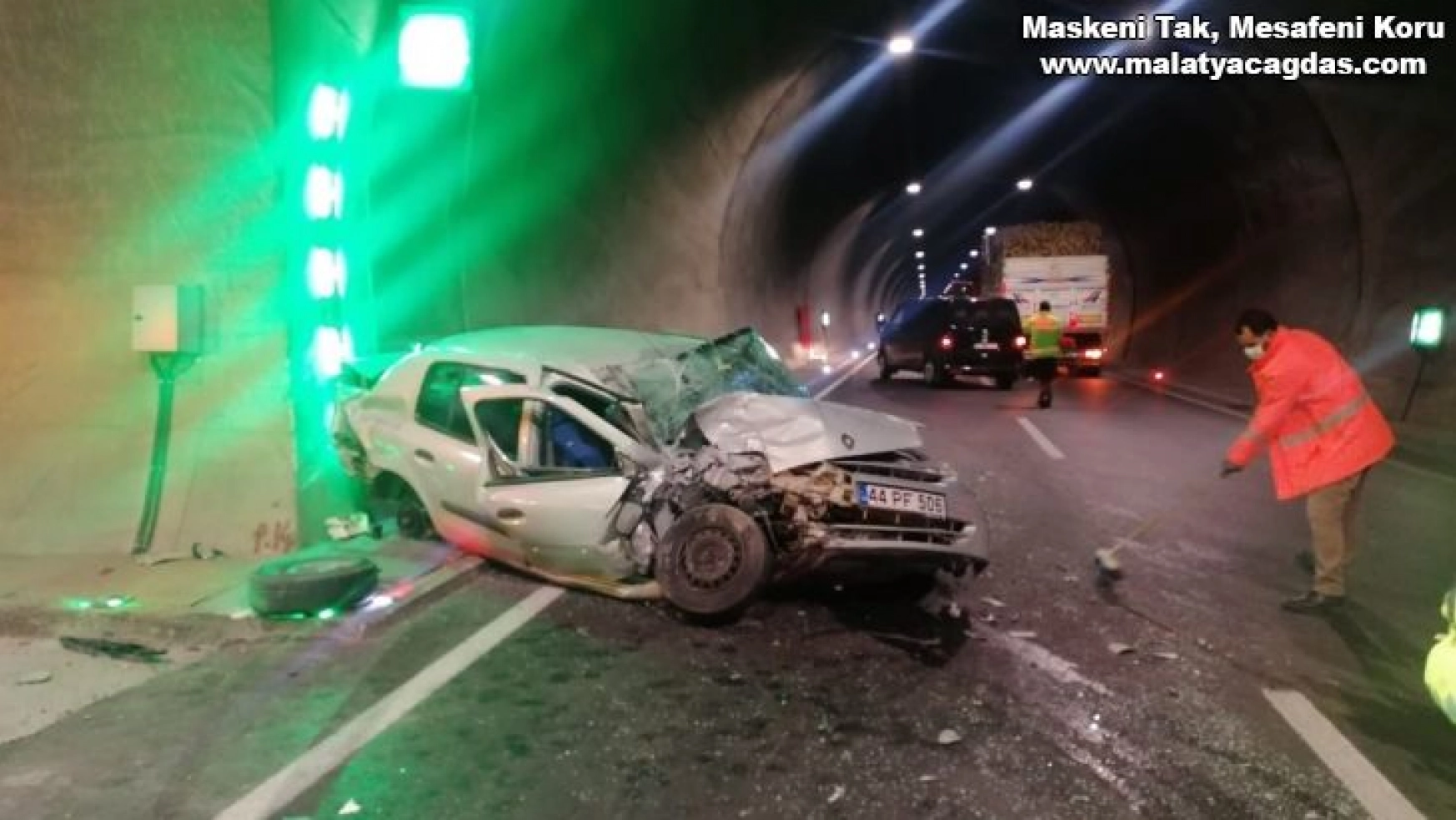 Tünel duvarına çarpan otomobil sürücüsü yaralandı