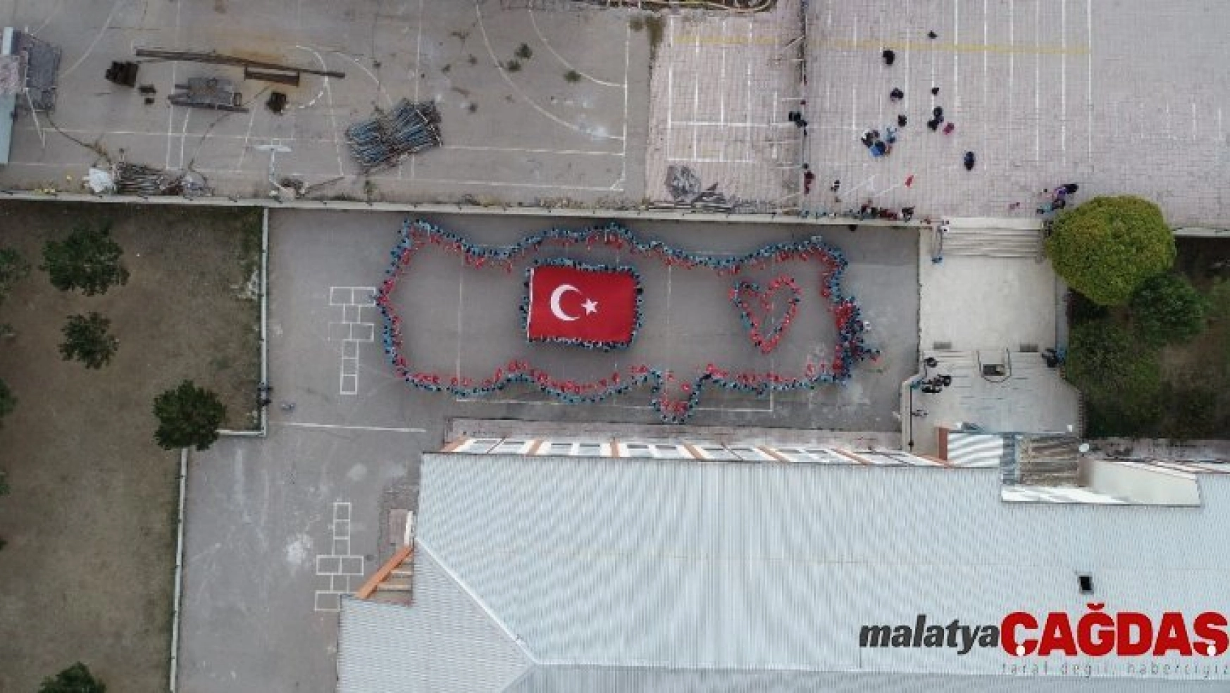 Türk Bayrağı koreografisi yaptılar