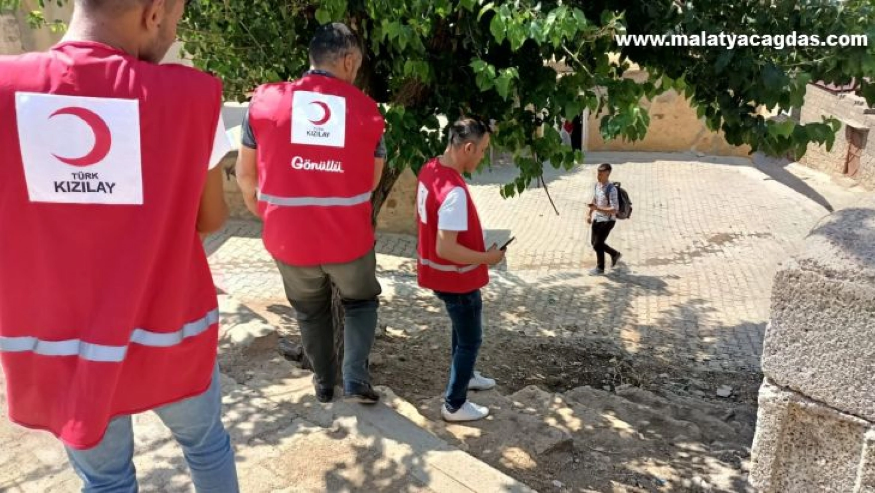 Türk Kızılay Derneği Hazro'da yoksul ailelere gıda kolisi dağıttı