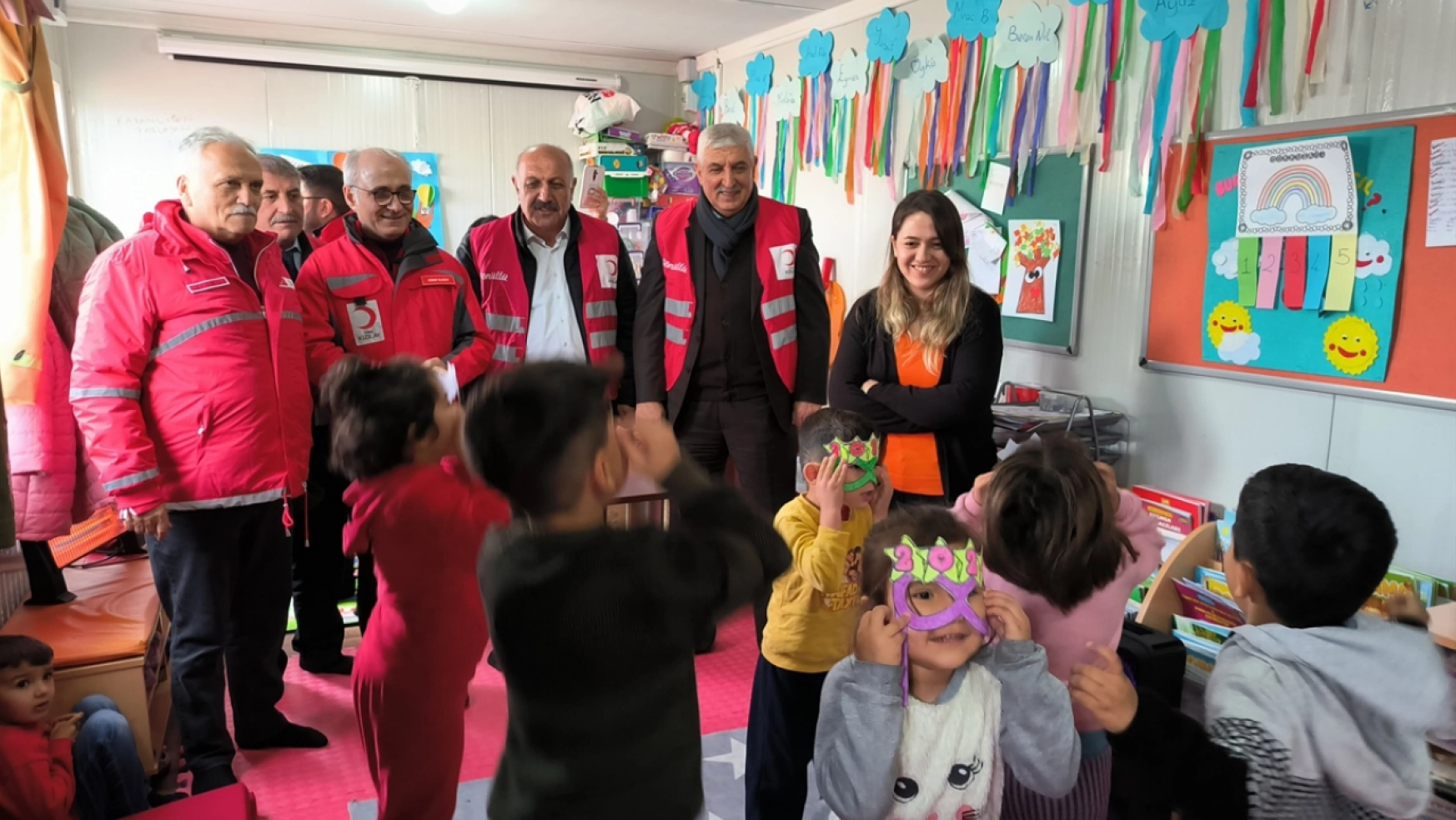 Türk Kızılay, Doğanşehir'de depremzedelere yardım paketleri dağıttı
