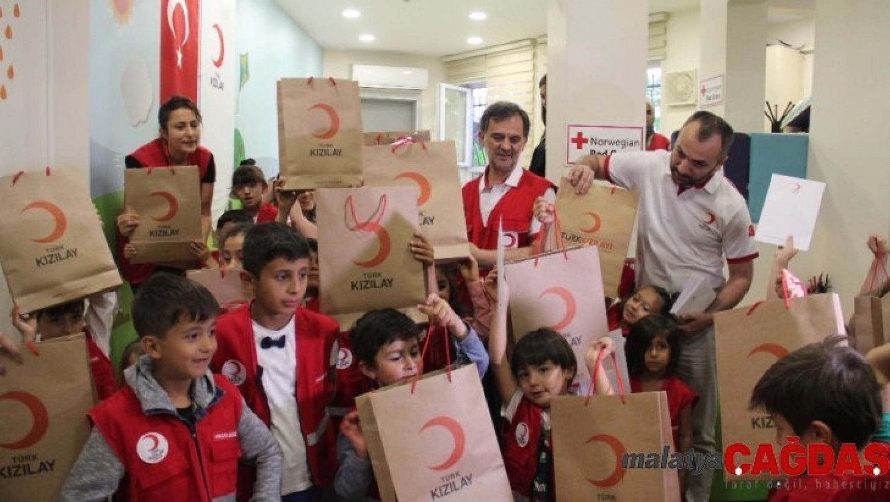Türk Kızılay'ından çocuklara bayramlık kıyafet yardımı
