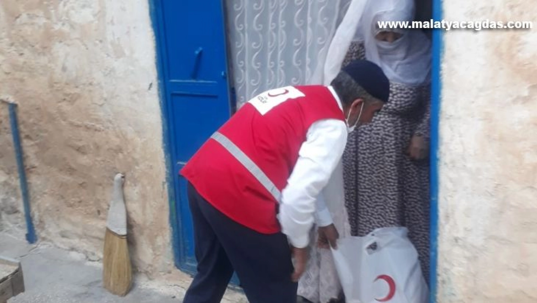 Türk Kızılayı Dicle'de yaşlı, engelli ve hasta aileleri ziyaret etmeye devam ediyor