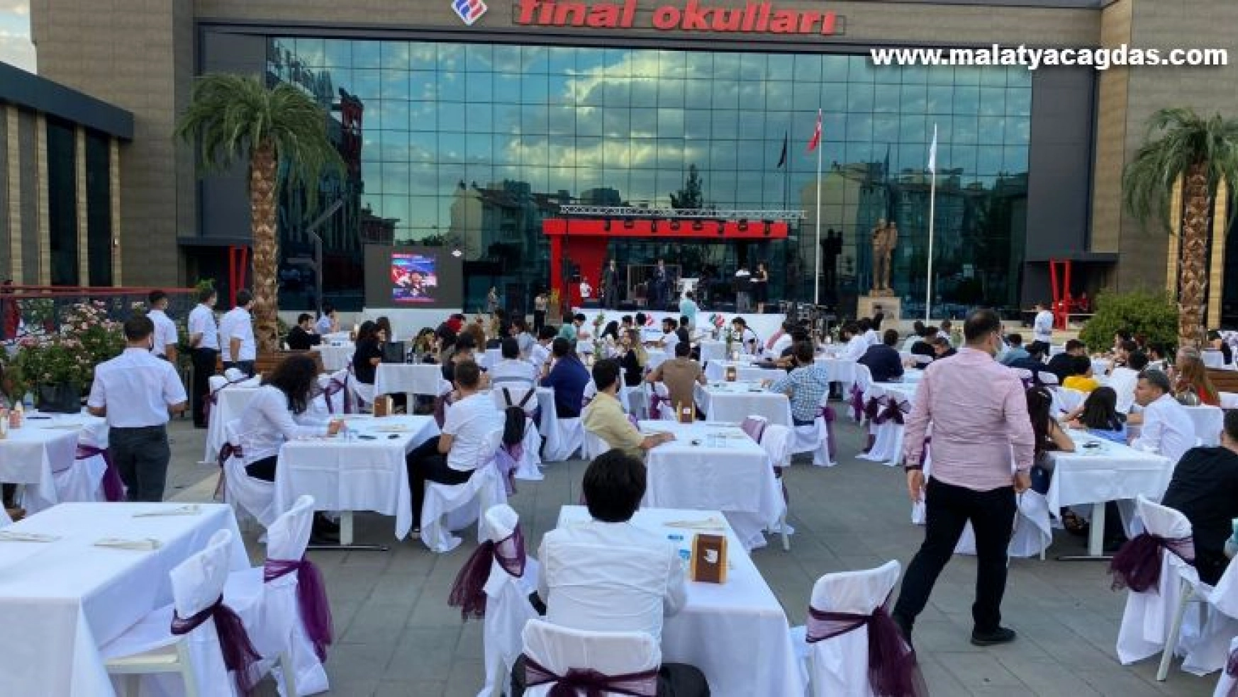 Türkiye'de bir ilki gerçekleştiren Final Okulları 42. yılını eski mezun olan öğrencilerle bir araya gelerek kutladı