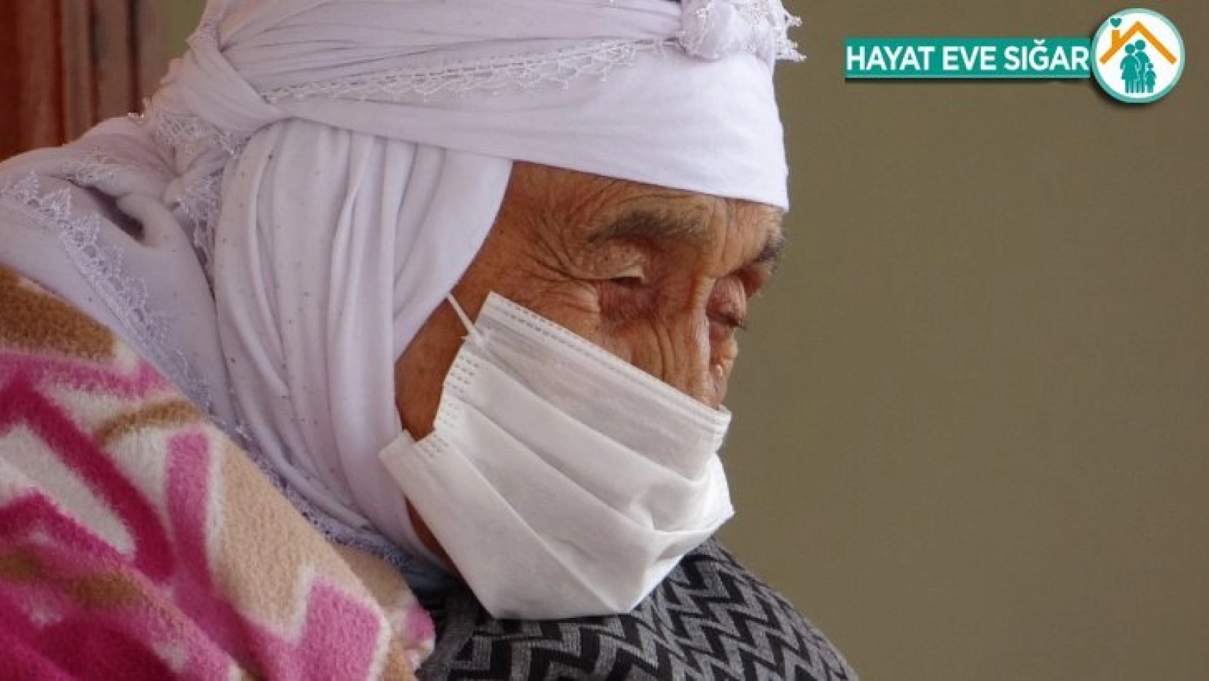 Türkiye'nin en yaşlı annesi Emine nineye sürpriz ziyaret