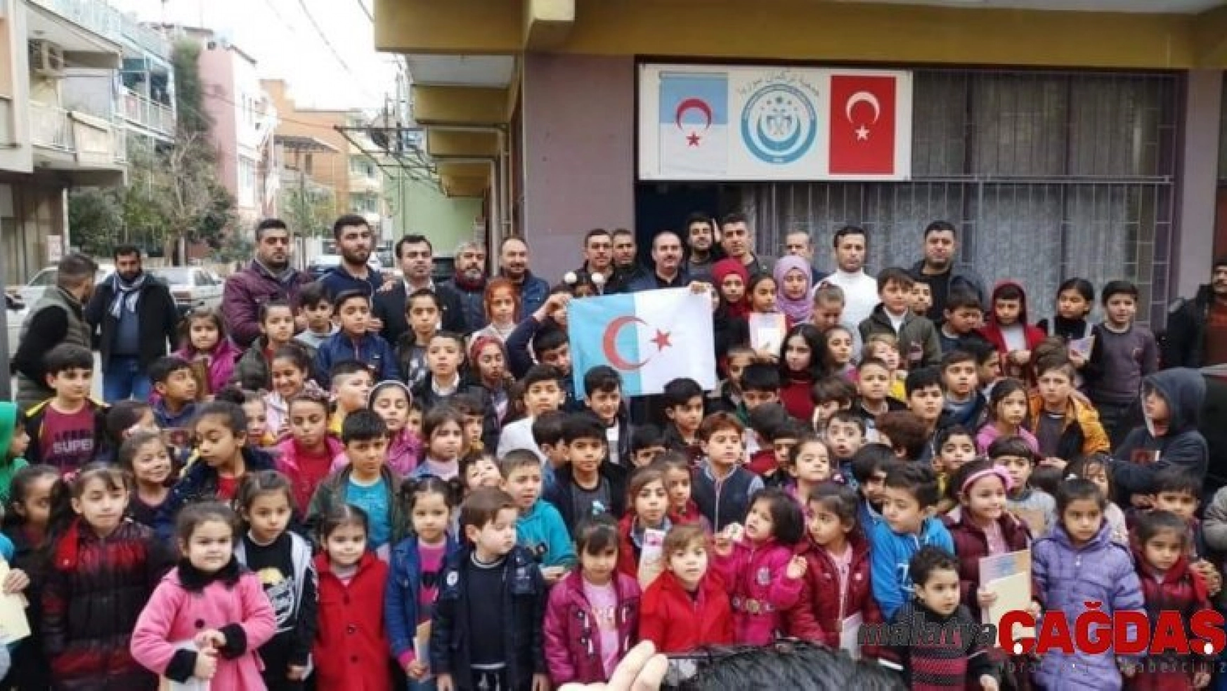 Türkmen çocuklara Kur'an-ı Kerim dağıtıldı