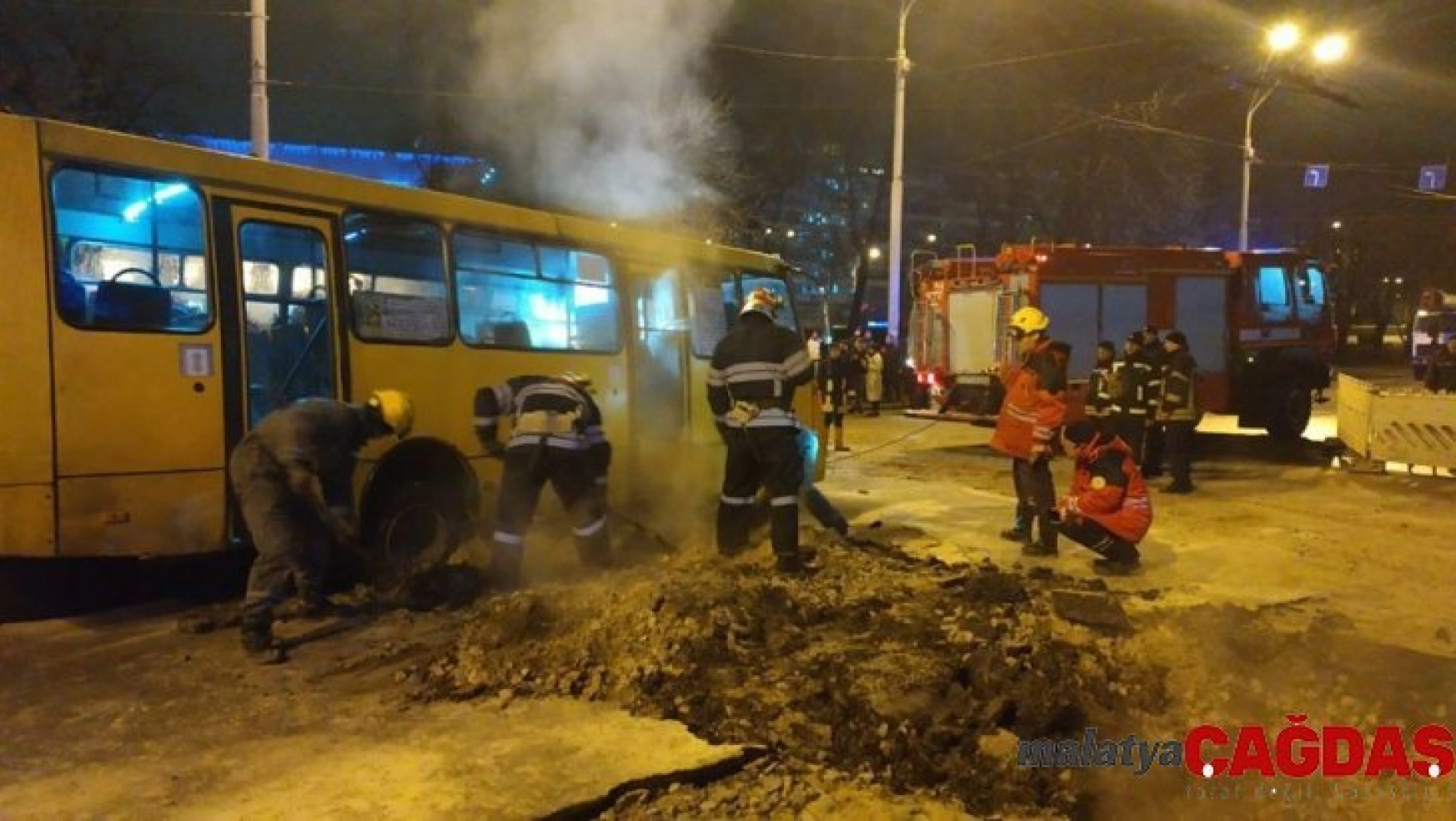Ukrayna'da sıcak su borusu patladı, asfalt çöktü