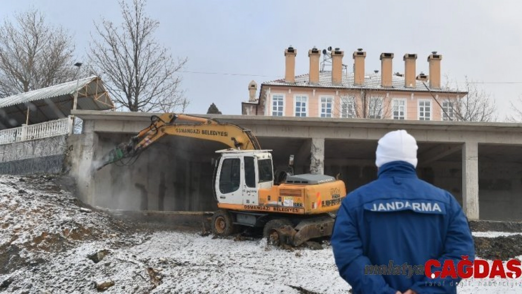 Uludağ'daki restoranın kaçak bölümleri yıkıldı