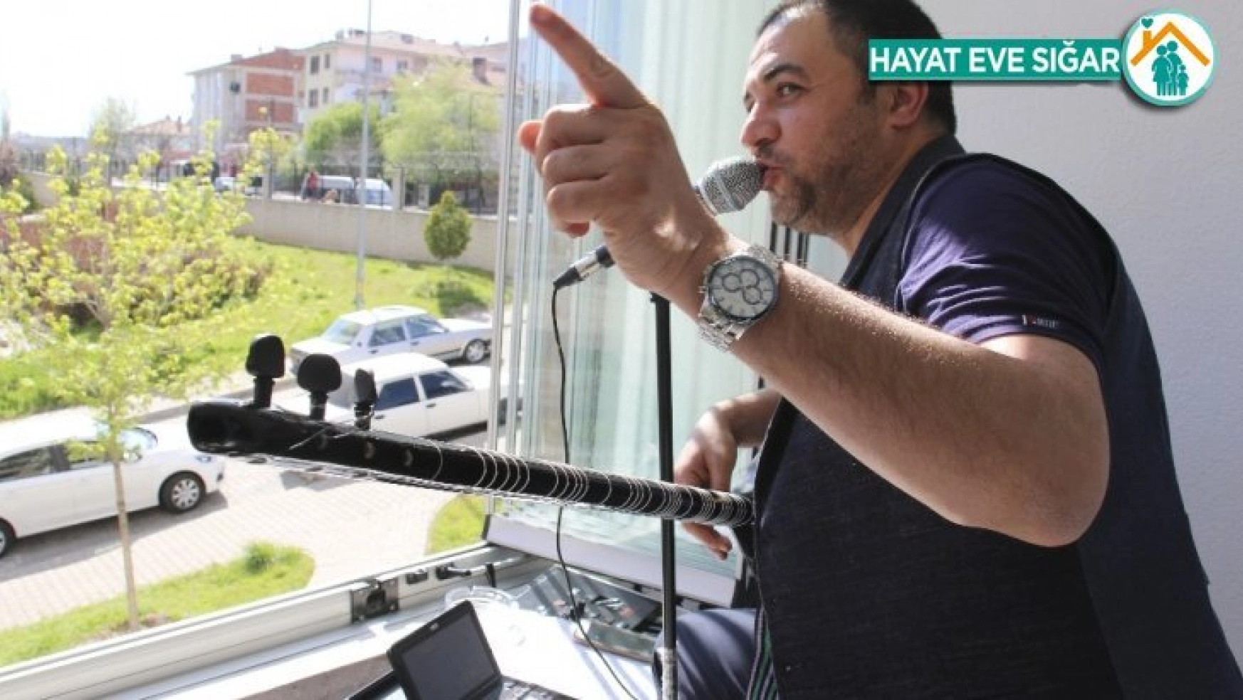Ünlü sanatçı Ankaralı Coşkun'dan balkon konseri