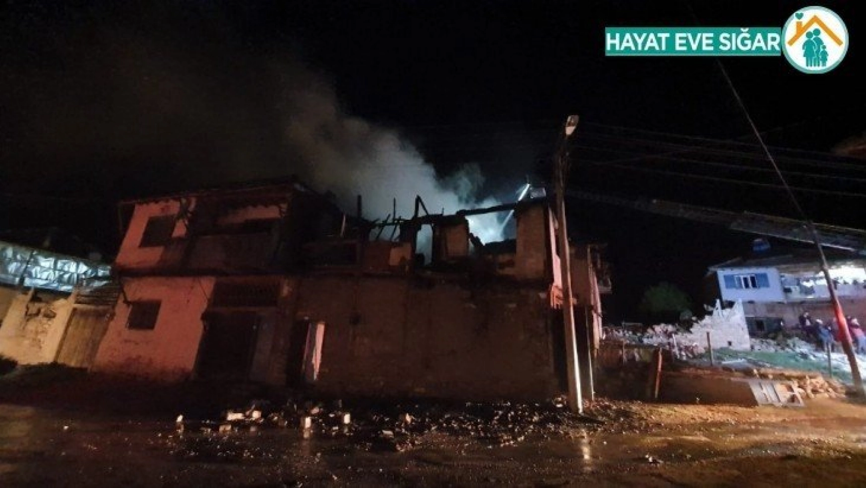 Uşak'ta iki ev alev alev yandı