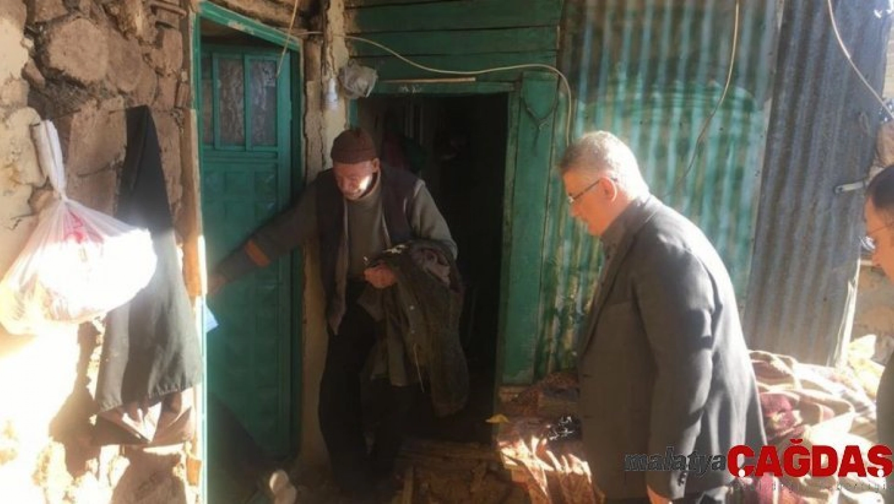 Vali Aykut Pekmez depremin hasar verdiği bölgede incelemede bulundu