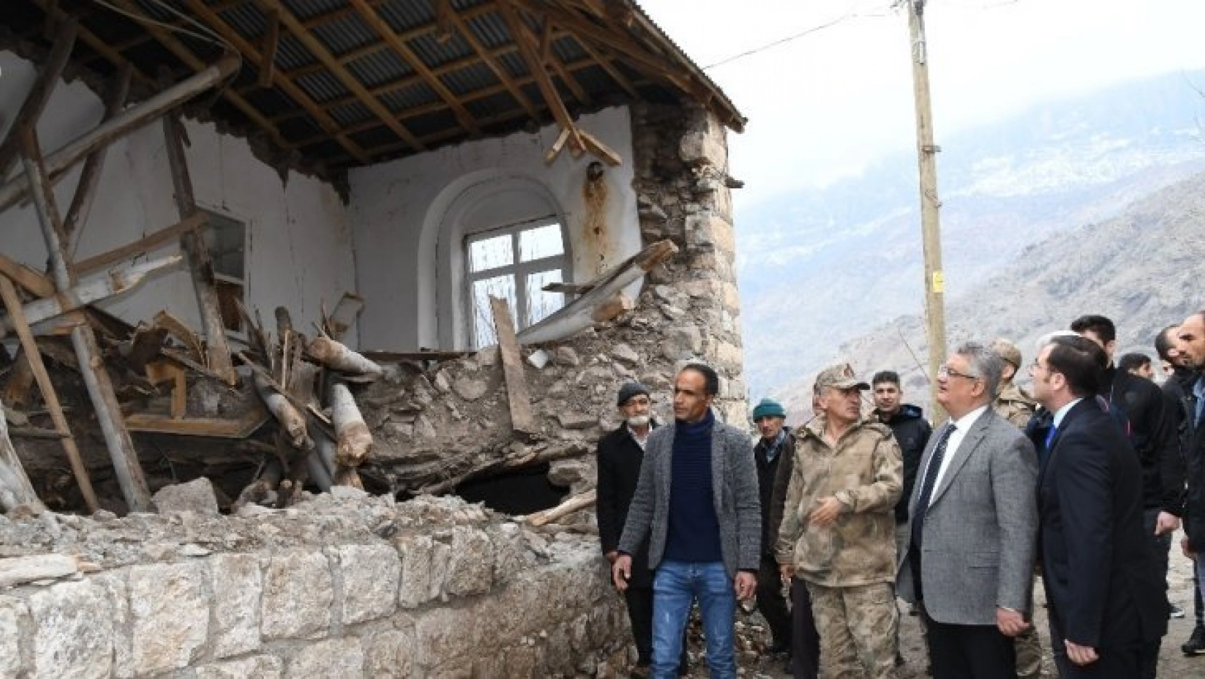 Vali Aykut Pekmez Gerger'de depremzedelerle bir araya geldi