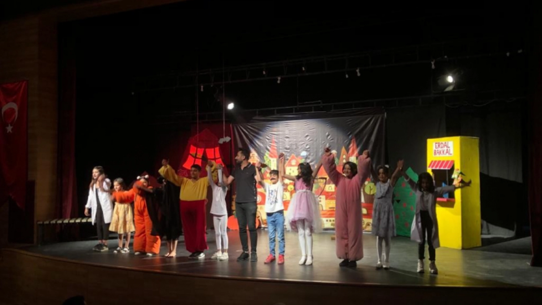 Van Büyükşehir Belediyesi ilkokul öğrencilerini tiyatro ile buluşturuyor