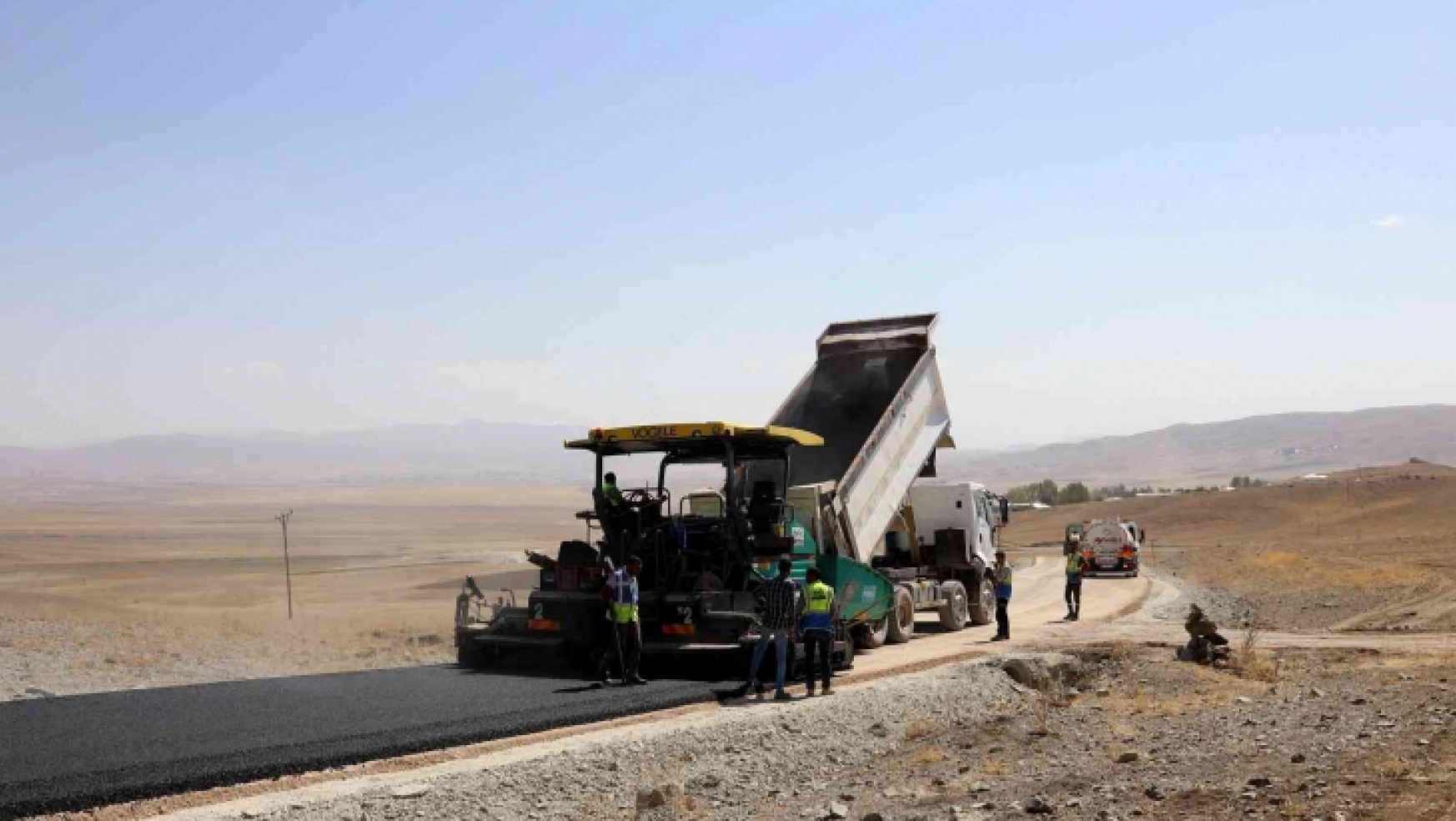 Van Büyükşehir Belediyesi Özalp'ta 14 kilometre asfalt çalışması yapıyor