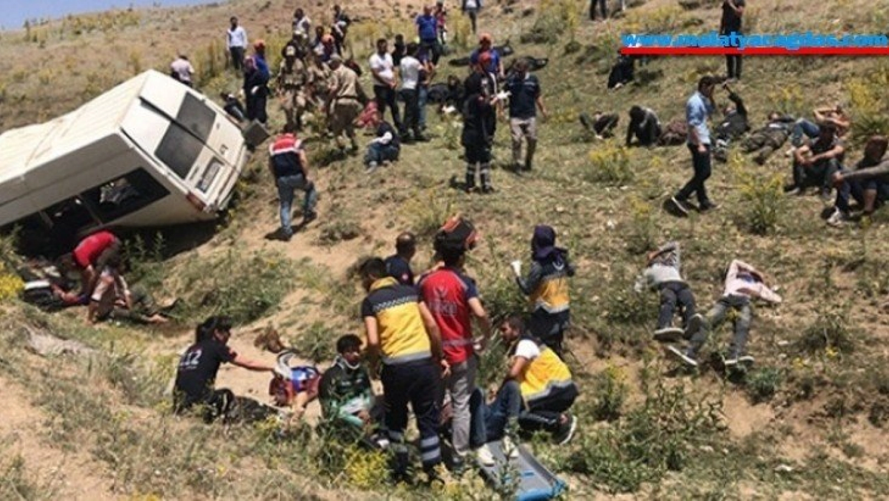 Göçmenleri taşıyan minibüs devrildi: 20 yaralı