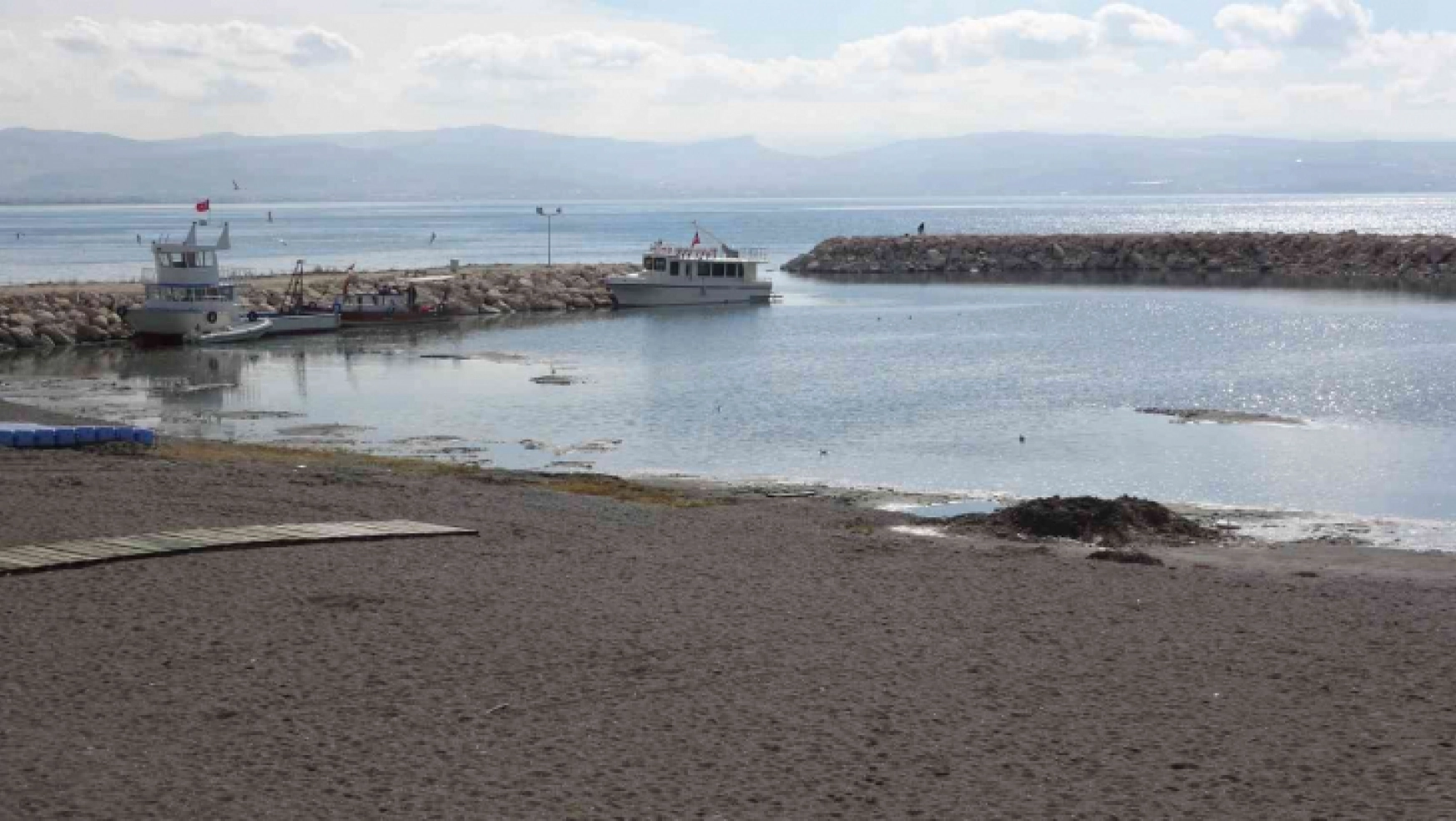 Van Gölü'nde su seviyesinin azalması balıkçıları endişelendirdi