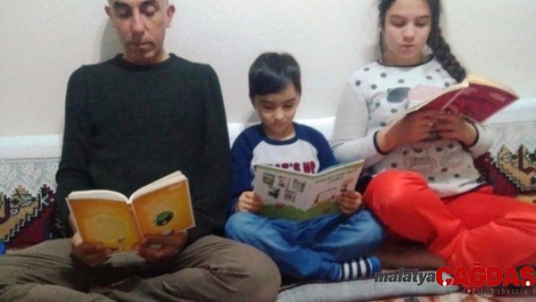 Veliler çocuklarıyla birlikte kitap okudu